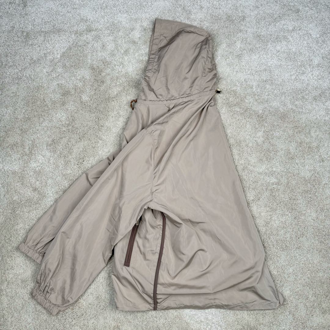 图片[4]-＃GD广顶 MIU MIU缪缪 纯色拉链连帽长袖户外冲锋衣夹克外套 米色 面料采用Miu家再生轻量化防风面料 定制抽绳 开模抽绳扣 拉链所有位置采用人字车（市场版本没这个机器都是代替工艺）内里非常难做 所有细节还原原版 包边内袋 无缝工艺 所有车线位置全部用捆条包裹 完美还原奢侈品该有的质感 尺码：36 38 40 42-选品中心