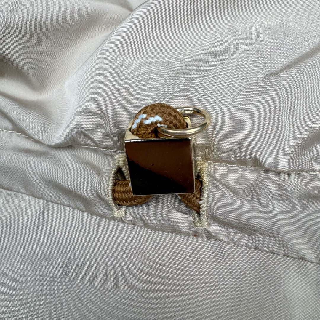 图片[13]-＃GD广顶 MIU MIU缪缪 纯色拉链连帽长袖户外冲锋衣夹克外套 米色 面料采用Miu家再生轻量化防风面料 定制抽绳 开模抽绳扣 拉链所有位置采用人字车（市场版本没这个机器都是代替工艺）内里非常难做 所有细节还原原版 包边内袋 无缝工艺 所有车线位置全部用捆条包裹 完美还原奢侈品该有的质感 尺码：36 38 40 42-选品中心