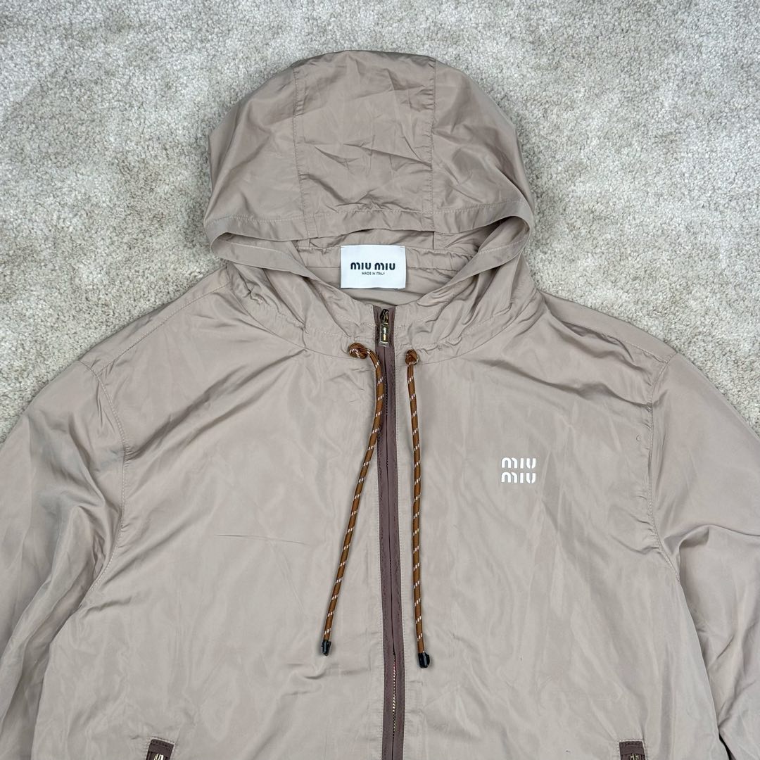 图片[5]-＃GD广顶 MIU MIU缪缪 纯色拉链连帽长袖户外冲锋衣夹克外套 米色 面料采用Miu家再生轻量化防风面料 定制抽绳 开模抽绳扣 拉链所有位置采用人字车（市场版本没这个机器都是代替工艺）内里非常难做 所有细节还原原版 包边内袋 无缝工艺 所有车线位置全部用捆条包裹 完美还原奢侈品该有的质感 尺码：36 38 40 42-选品中心
