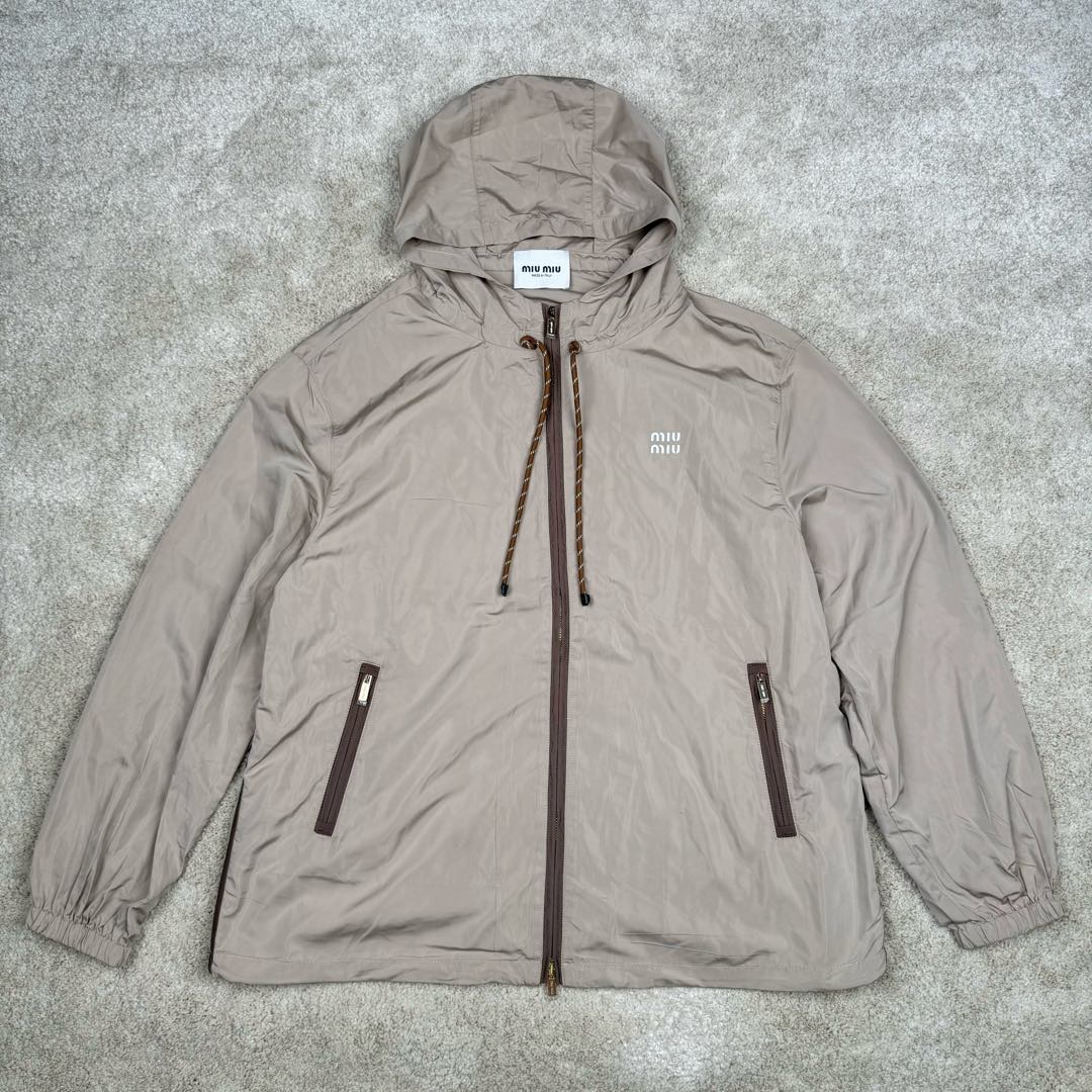 #GD广顶 MIU MIU缪缪 纯色拉链连帽长袖户外冲锋衣夹克外套 米色 面料采用Miu家再生轻量化防风面料 定制抽绳 开模抽绳扣 拉链所有位置采用人字车(市场版本没这个机器都是代替工艺)内里非常难做 所有细节还原原版 包边内袋 无缝工艺 所有车线位置全部用捆条包裹 完美还原奢侈品该有的质感 尺码:36 38 40 42-选品中心