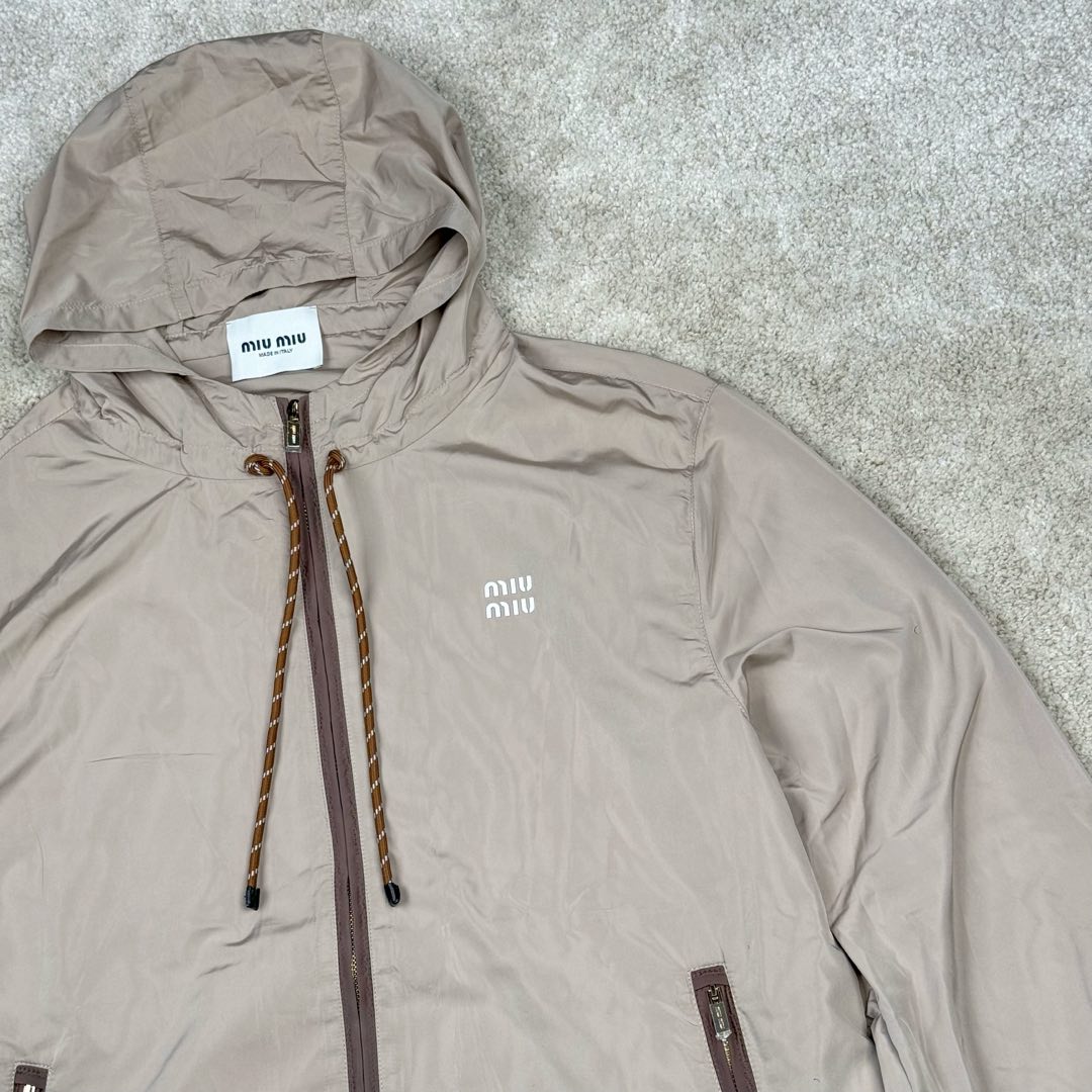 图片[10]-＃GD广顶 MIU MIU缪缪 纯色拉链连帽长袖户外冲锋衣夹克外套 米色 面料采用Miu家再生轻量化防风面料 定制抽绳 开模抽绳扣 拉链所有位置采用人字车（市场版本没这个机器都是代替工艺）内里非常难做 所有细节还原原版 包边内袋 无缝工艺 所有车线位置全部用捆条包裹 完美还原奢侈品该有的质感 尺码：36 38 40 42-选品中心