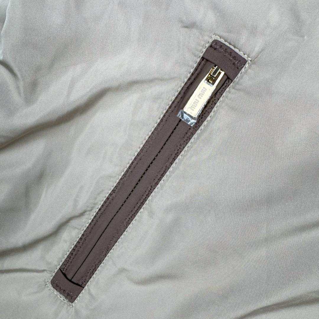 图片[12]-＃GD广顶 MIU MIU缪缪 纯色拉链连帽长袖户外冲锋衣夹克外套 米色 面料采用Miu家再生轻量化防风面料 定制抽绳 开模抽绳扣 拉链所有位置采用人字车（市场版本没这个机器都是代替工艺）内里非常难做 所有细节还原原版 包边内袋 无缝工艺 所有车线位置全部用捆条包裹 完美还原奢侈品该有的质感 尺码：36 38 40 42-选品中心