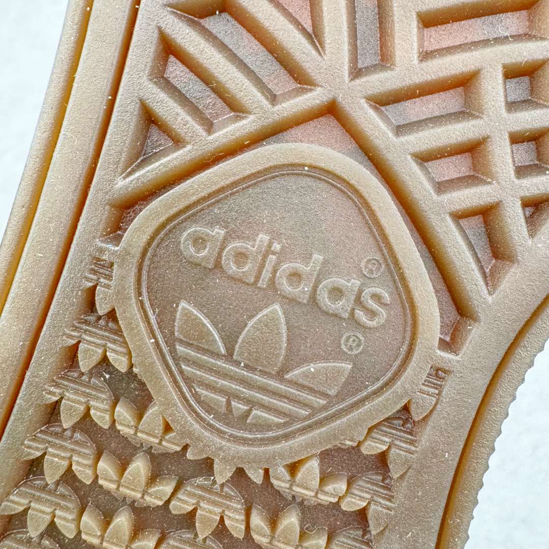 图片[17]-＃S2纯原 AD Originals Handball SPZL 手球运动员系列百搭休闲运动板鞋 IE3403 口碑大厂出品 品控大底版型不断改良更新 原厂皮料 原装过验内外标加持 全套原纸板楦头开发 确保原汁原味 完美呈现桑巴版型 一比一鞋头弧度高度鞋身弧度 数据细节工艺流程均保持一致 这款来自阿迪达斯的这款HANDBALL SPZL前身是一双手球运动鞋 这一次拿来复刻 所以鞋面的主要色彩选用了黑色 鞋面外侧除了Spezial字母之外还有三叶草标志 Handball SPZL作为复古手球训练鞋与作为室内足球鞋的Samba有着异曲同工之处 但是质感更为出众的鞋身以及丰富的配色选择比起Samba来讲可以说是更胜一筹了 尺码：36 36⅔ 37⅓ 38 38⅔ 39⅓ 40 40⅔ 41⅓ 42 42⅔ 43⅓ 44 45-选品中心