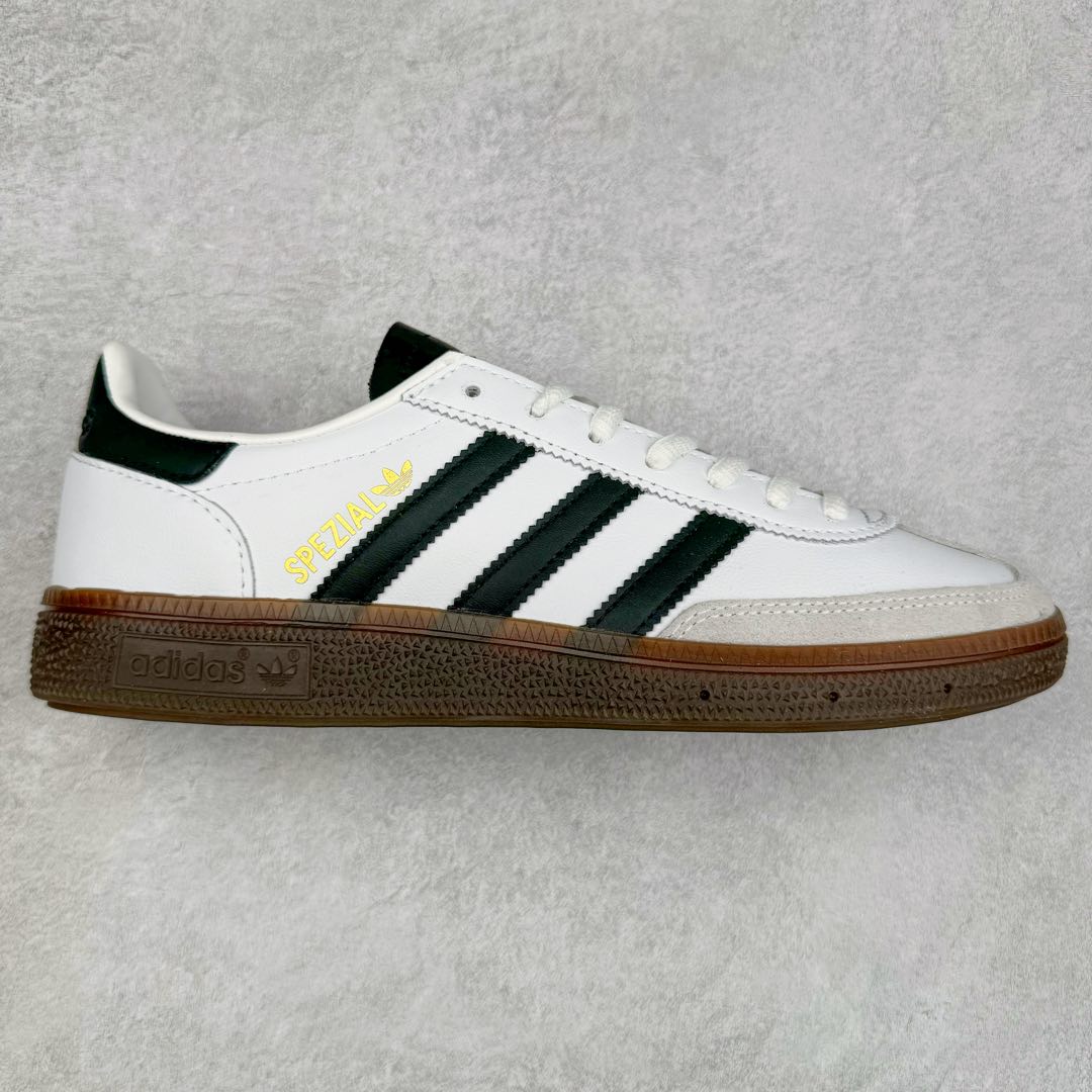 ＃S2纯原 AD Originals Handball SPZL 手球运动员系列百搭休闲运动板鞋 IE3403 口碑大厂出品 品控大底版型不断改良更新 原厂皮料 原装过验内外标加持 全套原纸板楦头开发 确保原汁原味 完美呈现桑巴版型 一比一鞋头弧度高度鞋身弧度 数据细节工艺流程均保持一致 这款来自阿迪达斯的这款HANDBALL SPZL前身是一双手球运动鞋 这一次拿来复刻 所以鞋面的主要色彩选用了黑色 鞋面外侧除了Spezial字母之外还有三叶草标志 Handball SPZL作为复古手球训练鞋与作为室内足球鞋的Samba有着异曲同工之处 但是质感更为出众的鞋身以及丰富的配色选择比起Samba来讲可以说是更胜一筹了 尺码：36 36⅔ 37⅓ 38 38⅔ 39⅓ 40 40⅔ 41⅓ 42 42⅔ 43⅓ 44 45-选品中心