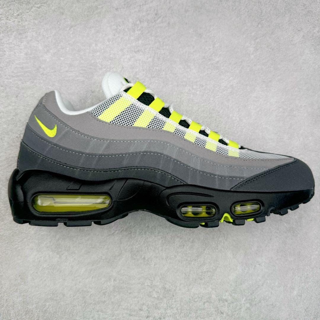 ＃GX纯原 NK Air Max 95 复古减震气垫跑鞋 黑绿 CT1689-001 经典重温 外单专供大厂出品 品质稳定 一百余色 终端操作 鞋款设计灵感源于人体构造 中底设计基于人体的脊柱构造 是整体设计的核心 尼龙孔眼代表了肋骨 而分层式面板和网眼象征着肌肉纤维和肉体组织 Air Max 95采用了两个独立的吹塑成型的Air-Sole单元 并首次在前掌使用可视化气垫设计 Swoosh logo夜当作一个 点符号放在了鞋子的后帮位置 20年的发展让 AIR MAX 95有了不同的故事 20年后再度面向世人的时候 焕然一新的面貌 让人有了另外一种清新脱俗的感觉 尺码：40 40.5 41 42 42.5 43 44 44.5 45 45.5 46 47.5 48.5-选品中心