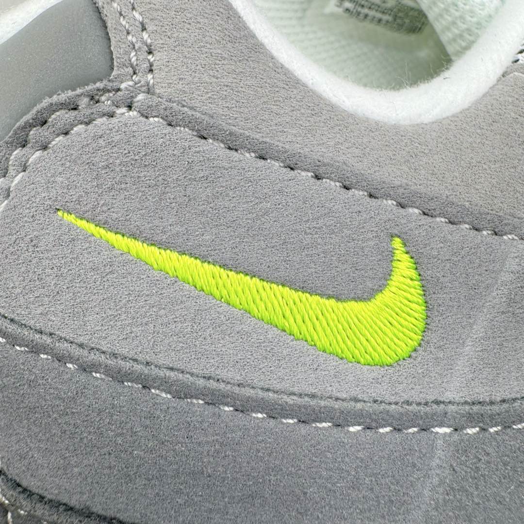 图片[17]-＃GX纯原 NK Air Max 95 复古减震气垫跑鞋 黑绿 CT1689-001 经典重温 外单专供大厂出品 品质稳定 一百余色 终端操作 鞋款设计灵感源于人体构造 中底设计基于人体的脊柱构造 是整体设计的核心 尼龙孔眼代表了肋骨 而分层式面板和网眼象征着肌肉纤维和肉体组织 Air Max 95采用了两个独立的吹塑成型的Air-Sole单元 并首次在前掌使用可视化气垫设计 Swoosh logo夜当作一个 点符号放在了鞋子的后帮位置 20年的发展让 AIR MAX 95有了不同的故事 20年后再度面向世人的时候 焕然一新的面貌 让人有了另外一种清新脱俗的感觉 尺码：40 40.5 41 42 42.5 43 44 44.5 45 45.5 46 47.5 48.5-选品中心