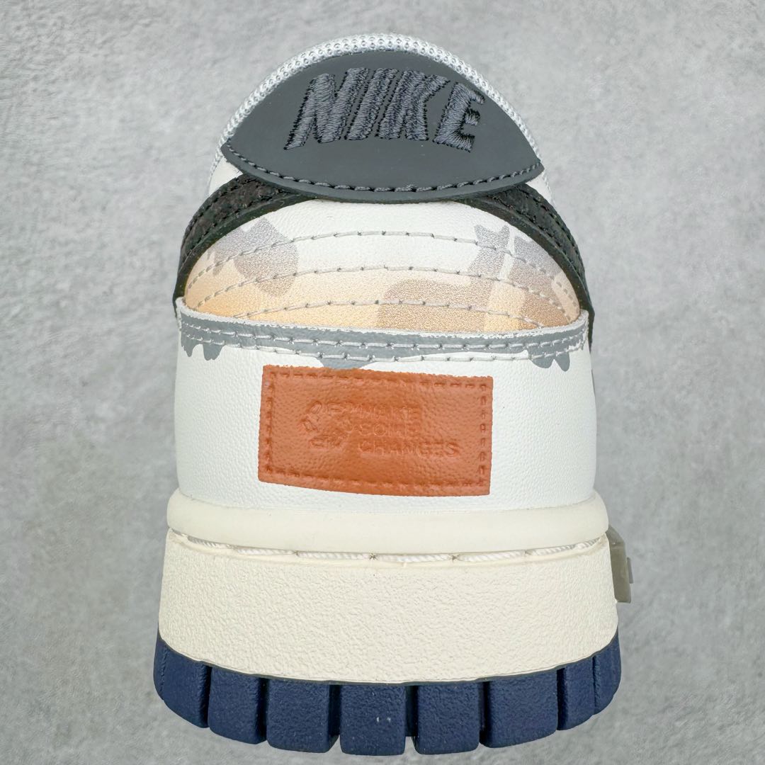 图片[8]-＃YC纯原 NK Dunk Low 拓荒骑士 无人区 FQ8826-100 定制系列天花板 无原鞋不开发 全系列得物原鞋一比一校对开发 配色持续更新中 终端对接 优势输出 全套原厂楦头原纸板数据档案倾力打造 原汁原味莞产 极致还原 圈内最强针车工艺 高端零售指定版 广东原厂配套原盒原标 鞋盒分三个尺码段 原厂冲刀 超高清洁度 全鞋零毛边皮料切割 采用原厂百宏鞋带以及原厂百宏织唛舌标 内标可供原厂几率过验 进口原装条纹中底布 四线拉帮白色点胶 原厂拉帮手法遵循公司 原厂电绣 极致还原 尺码：36 36.5 37.5 38 38.5 39 40 40.5 41 42 42.5 43 44 44.5 45 46-选品中心