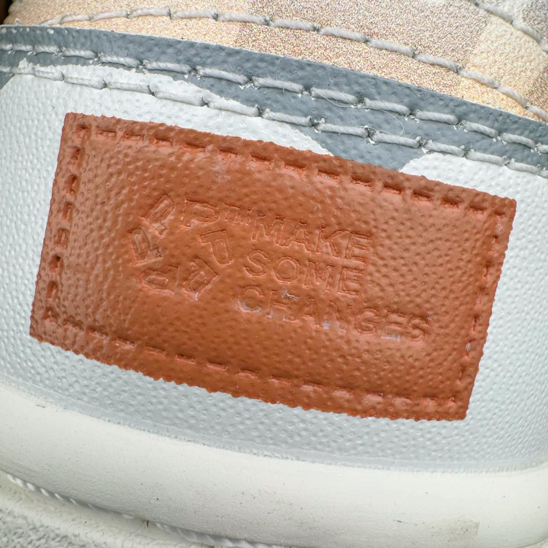 图片[15]-＃YC纯原 NK Dunk Low 拓荒骑士 无人区 FQ8826-100 定制系列天花板 无原鞋不开发 全系列得物原鞋一比一校对开发 配色持续更新中 终端对接 优势输出 全套原厂楦头原纸板数据档案倾力打造 原汁原味莞产 极致还原 圈内最强针车工艺 高端零售指定版 广东原厂配套原盒原标 鞋盒分三个尺码段 原厂冲刀 超高清洁度 全鞋零毛边皮料切割 采用原厂百宏鞋带以及原厂百宏织唛舌标 内标可供原厂几率过验 进口原装条纹中底布 四线拉帮白色点胶 原厂拉帮手法遵循公司 原厂电绣 极致还原 尺码：36 36.5 37.5 38 38.5 39 40 40.5 41 42 42.5 43 44 44.5 45 46-选品中心