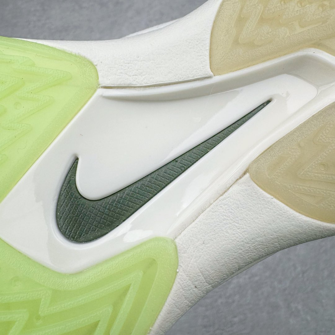 图片[21]-＃灭世/Max NK Air Zoom G.T.Cut 3 EP 实战系列篮球鞋 DV2913-003 全新GT Cut 3.0 全掌搭载了 ZoomX 泡棉 使得整双鞋在缓震表现上可谓相当优秀 拥有着顶级科技配置的同时 颜值设计也非常可观 整体鞋型仍然保留了前低后高的设计 G.T. Cut 传统的突进极速突破的感觉 鞋头麂皮材质和 NK Flywire 飞线工艺 相对来说包裹感更好了 必备的TPU 支撑片 两侧 Swoosh 的透气孔设计 起到散热透气的作用 鞋舌采用类似跑鞋的半开叉式设计 搭配鞋带既可以提升包裹感 又降低了运动中鞋舌乱跑的可能性 鞋子内里填充相当厚实 避免掉跟 尺码：39 40 40.5 41 42 42.5 43 44 44.5 45 46-选品中心