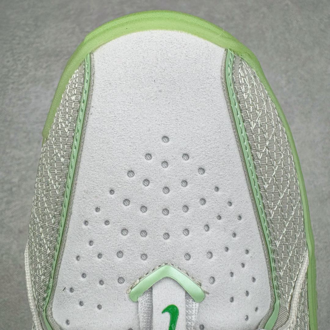 图片[13]-＃灭世/Max NK Air Zoom G.T.Cut 3 EP 实战系列篮球鞋 DV2913-003 全新GT Cut 3.0 全掌搭载了 ZoomX 泡棉 使得整双鞋在缓震表现上可谓相当优秀 拥有着顶级科技配置的同时 颜值设计也非常可观 整体鞋型仍然保留了前低后高的设计 G.T. Cut 传统的突进极速突破的感觉 鞋头麂皮材质和 NK Flywire 飞线工艺 相对来说包裹感更好了 必备的TPU 支撑片 两侧 Swoosh 的透气孔设计 起到散热透气的作用 鞋舌采用类似跑鞋的半开叉式设计 搭配鞋带既可以提升包裹感 又降低了运动中鞋舌乱跑的可能性 鞋子内里填充相当厚实 避免掉跟 尺码：39 40 40.5 41 42 42.5 43 44 44.5 45 46-选品中心