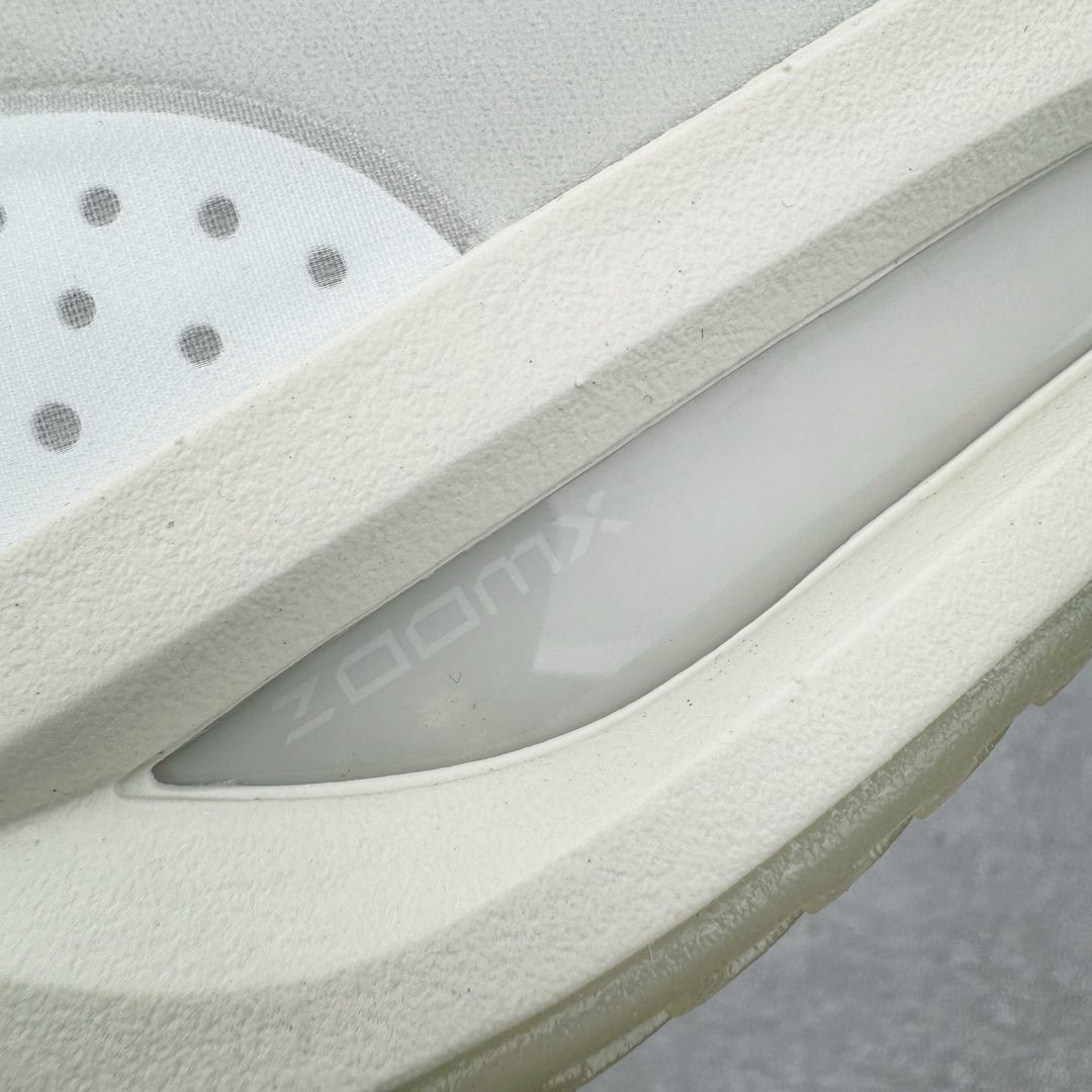 图片[16]-＃灭世/Max NK Air Zoom G.T.Cut 3 EP 实战系列篮球鞋 DV2913-003 全新GT Cut 3.0 全掌搭载了 ZoomX 泡棉 使得整双鞋在缓震表现上可谓相当优秀 拥有着顶级科技配置的同时 颜值设计也非常可观 整体鞋型仍然保留了前低后高的设计 G.T. Cut 传统的突进极速突破的感觉 鞋头麂皮材质和 NK Flywire 飞线工艺 相对来说包裹感更好了 必备的TPU 支撑片 两侧 Swoosh 的透气孔设计 起到散热透气的作用 鞋舌采用类似跑鞋的半开叉式设计 搭配鞋带既可以提升包裹感 又降低了运动中鞋舌乱跑的可能性 鞋子内里填充相当厚实 避免掉跟 尺码：39 40 40.5 41 42 42.5 43 44 44.5 45 46-选品中心