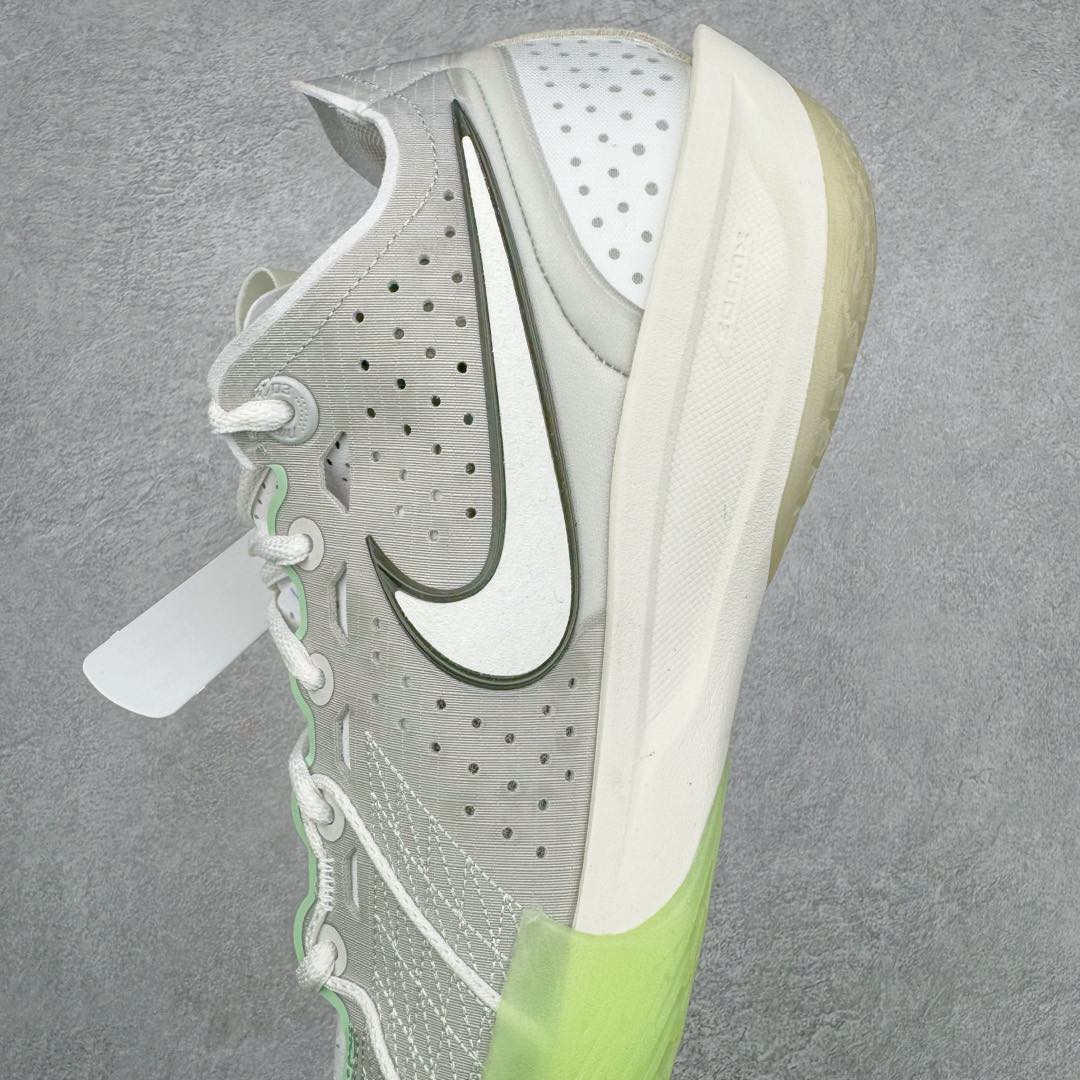 图片[7]-＃灭世/Max NK Air Zoom G.T.Cut 3 EP 实战系列篮球鞋 DV2913-003 全新GT Cut 3.0 全掌搭载了 ZoomX 泡棉 使得整双鞋在缓震表现上可谓相当优秀 拥有着顶级科技配置的同时 颜值设计也非常可观 整体鞋型仍然保留了前低后高的设计 G.T. Cut 传统的突进极速突破的感觉 鞋头麂皮材质和 NK Flywire 飞线工艺 相对来说包裹感更好了 必备的TPU 支撑片 两侧 Swoosh 的透气孔设计 起到散热透气的作用 鞋舌采用类似跑鞋的半开叉式设计 搭配鞋带既可以提升包裹感 又降低了运动中鞋舌乱跑的可能性 鞋子内里填充相当厚实 避免掉跟 尺码：39 40 40.5 41 42 42.5 43 44 44.5 45 46-选品中心