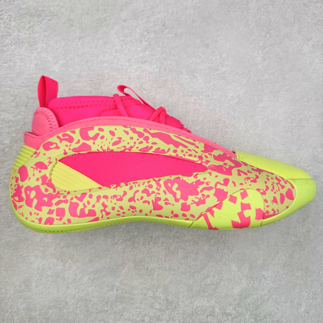 AD Harden Vol. 8 哈登八代签名篮球鞋 IE2689 采用了“袜套式”设计，在十多年前这一设计极为风靡，将帅气和简洁融为一体。现在Harden Vol. 8将袜套鞋领重新拾起，并配合内靴，易穿脱且包裹佳。泪滴形EVA结构骨架提供横向支持和快速移动时的稳定性。全掌JET BOOST科技提供缓震和能量反馈，助你整场保持活力。多向“JH”抓地纹路设计提供优秀抓地力，使球员能够在场上迅速变向、急停或启动，更好地掌控比赛。尺码：40 40.5 41 42 42.5 43 44 44.5 45 46-选品中心