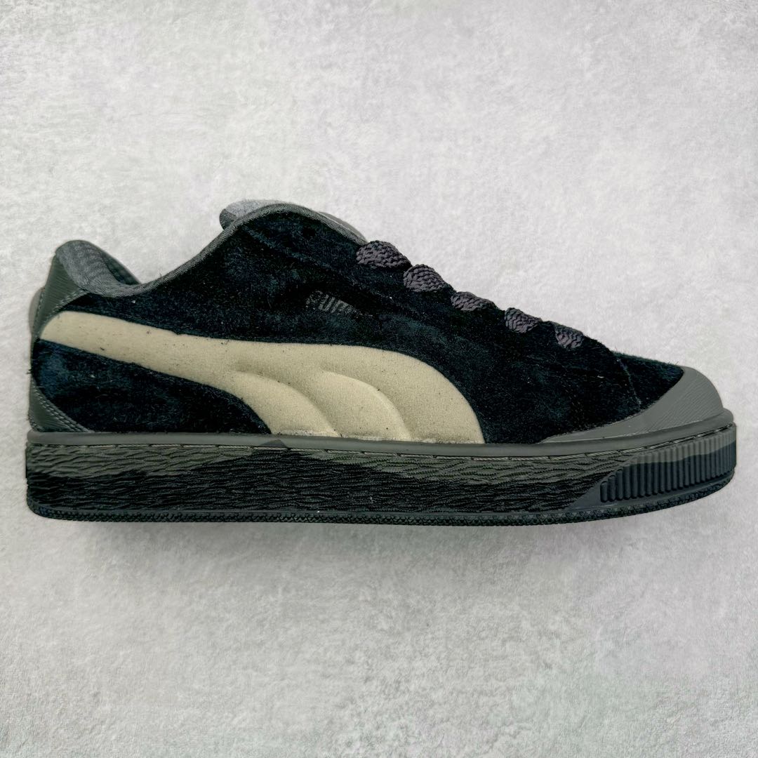 PUMA SUEDE XL 彪马新款面包鞋男女同款复古休闲板鞋 赠送一双鞋带 鞋身通体采用细腻的麂皮材质 厚实柔软 质感出众 鞋侧保留PUMA标志性跑道图案 侧面与后跟点缀金属色PUMA LOGO 兼具辨识度与细节感 加厚鞋垫、饱满鞋舌 搭配加宽扁形鞋带 使得穿着感更加贴合与舒适 值得一提的是 本季SUEDE XL鞋款以黑色、红色及蓝色最为瞩目 经典黑的配色 在低调之余可轻松驾驭任何潮流风格造型 而高饱和度的配色 则是当之无愧的早春出街利器。货号： 395205 尺码：36 37 37.5 38 38.5 39 40 40.5 41 42 42.5 43 44 45-选品中心