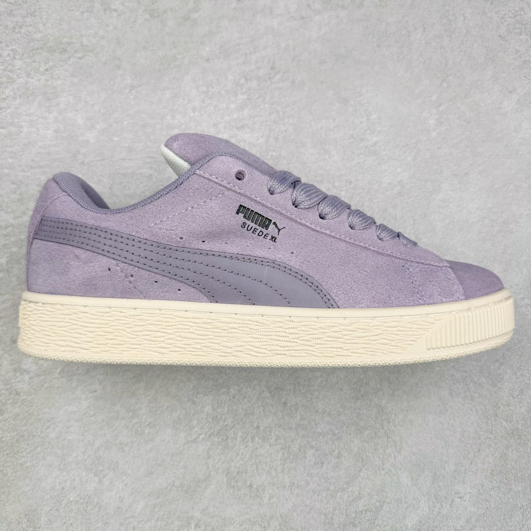 PUMA SUEDE XL 彪马新款面包鞋男女同款复古休闲板鞋 赠送一双鞋带 鞋身通体采用细腻的麂皮材质 厚实柔软 质感出众 鞋侧保留PUMA标志性跑道图案 侧面与后跟点缀金属色PUMA LOGO 兼具辨识度与细节感 加厚鞋垫、饱满鞋舌 搭配加宽扁形鞋带 使得穿着感更加贴合与舒适 值得一提的是 本季SUEDE XL鞋款以黑色、红色及蓝色最为瞩目 经典黑的配色 在低调之余可轻松驾驭任何潮流风格造型 而高饱和度的配色 则是当之无愧的早春出街利器。货号： 395205 尺码：36 37 37.5 38 38.5 39 40 40.5 41 42 42.5 43 44 45-选品中心