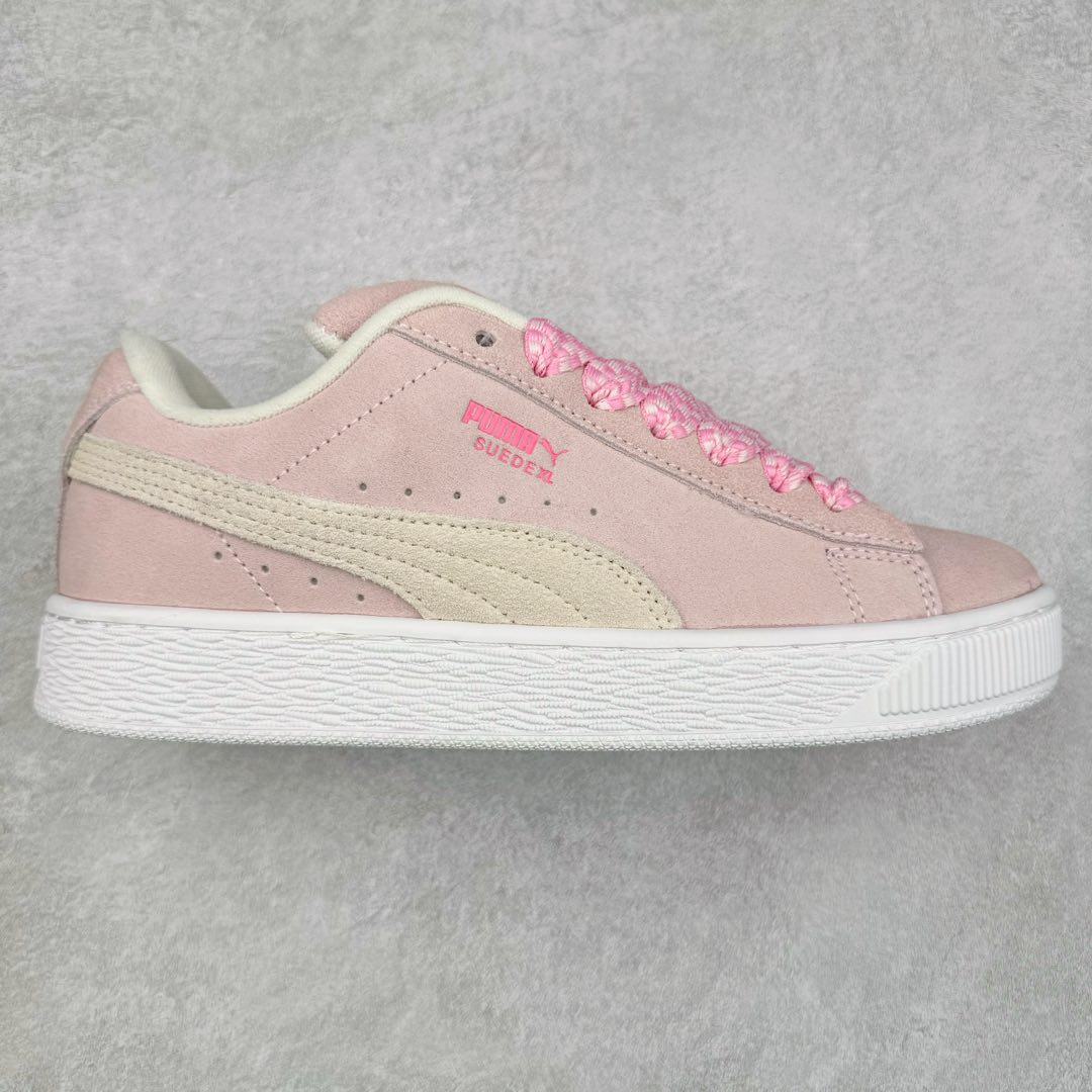 PUMA SUEDE XL 彪马新款面包鞋男女同款复古休闲板鞋 赠送一双鞋带 鞋身通体采用细腻的麂皮材质 厚实柔软 质感出众 鞋侧保留PUMA标志性跑道图案 侧面与后跟点缀金属色PUMA LOGO 兼具辨识度与细节感 加厚鞋垫、饱满鞋舌 搭配加宽扁形鞋带 使得穿着感更加贴合与舒适 值得一提的是 本季SUEDE XL鞋款以黑色、红色及蓝色最为瞩目 经典黑的配色 在低调之余可轻松驾驭任何潮流风格造型 而高饱和度的配色 则是当之无愧的早春出街利器。货号： 395205 尺码：36 37 37.5 38 38.5 39 40 40.5 41 42 42.5 43 44 45-选品中心