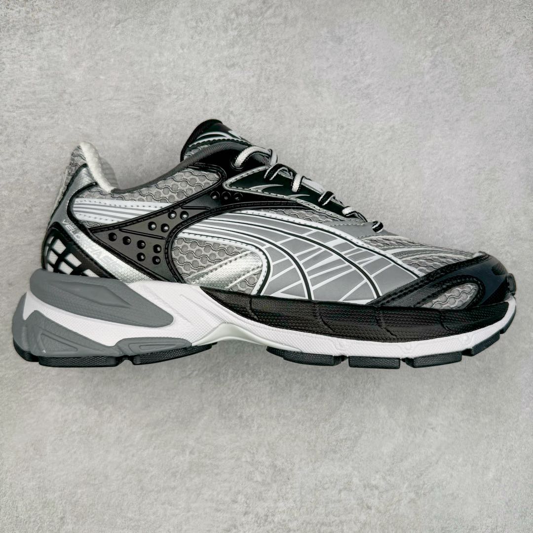 PUMA Velophasis 舒适潮流防滑低帮老爹鞋 全球知名运动品牌彪马推出全新鞋款VELOPHASIS，以千禧年代的无尽创意演绎PUMA复合型运动鞋款，引领复古美学新风尚。全新鞋款VELOPHASIS从PUMA品牌历史档案中千禧时代极具标志性的COMPLETE鞋型中汲取灵感，该系列专为跑步运动而生，推动了包括iCELL、e+CELL以及EverRide在内的多项具有革命代表性的品牌技术发展，至今仍造福世界各地的跑者。全新鞋款VELOPHASIS在此基础之上，寄栖于PUMA的设计愿景，借由Y2K的美学视觉语言，解码潮流基因，碰撞无限可能。全新鞋款VELOPHASIS的设计充分融合了来自千禧年代与当今时代的精髓。鞋面采用不对称设计，以全新材料重塑千禧年代感的设计部件。蜂窝式网眼布、纹理拼接和大胆醒目的造型均旨在致敬COMPLETE系列的经典风格。尺码：36 36.5 37.5 38 38.5 39 40 40.5 41 42 42.5 43 44 44.5 45-选品中心