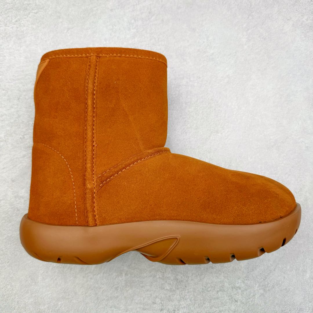 Bottega Veneta BV葆蝶家Snap牛皮耐磨百搭短靴 选用优质材料 精细制作 经典设计 展现优雅气质 舒适脚感 轻松穿梭 适合各种场合 彰显魅力 品味与舒适兼得 演绎自信自然 步履间散发迷人韵味 展现独特风采 Ins上超火 欧美街拍出镜率超高 最高版本发售 圆圆胖胖的鞋型 穿上之后非常的藏肉 原版进口牛反绒麂皮面料 有光泽 超有质感 内里垫脚全进口羊羔毛 羊毛足足2cm厚 舒适保暖 北方过冬完全 定制原版防滑EVA大底 轻便防滑 底厚：4cm 尺码：35 36 37 38 39 40-选品中心