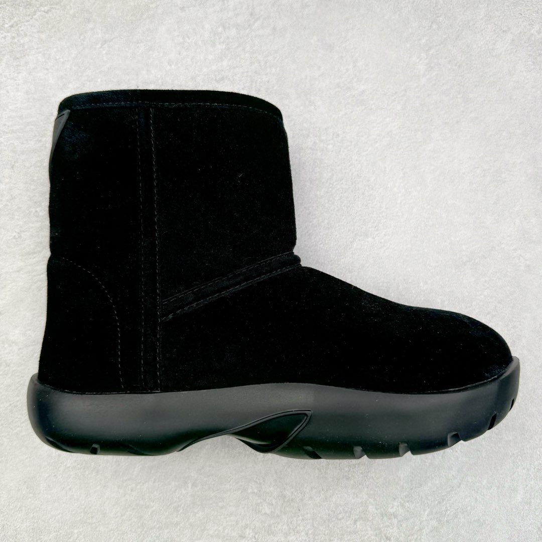 Bottega Veneta BV葆蝶家Snap牛皮耐磨百搭短靴 选用优质材料 精细制作 经典设计 展现优雅气质 舒适脚感 轻松穿梭 适合各种场合 彰显魅力 品味与舒适兼得 演绎自信自然 步履间散发迷人韵味 展现独特风采 Ins上超火 欧美街拍出镜率超高 最高版本发售 圆圆胖胖的鞋型 穿上之后非常的藏肉 原版进口牛反绒麂皮面料 有光泽 超有质感 内里垫脚全进口羊羔毛 羊毛足足2cm厚 舒适保暖 北方过冬完全 定制原版防滑EVA大底 轻便防滑 底厚：4cm 尺码：35 36 37 38 39 40-选品中心