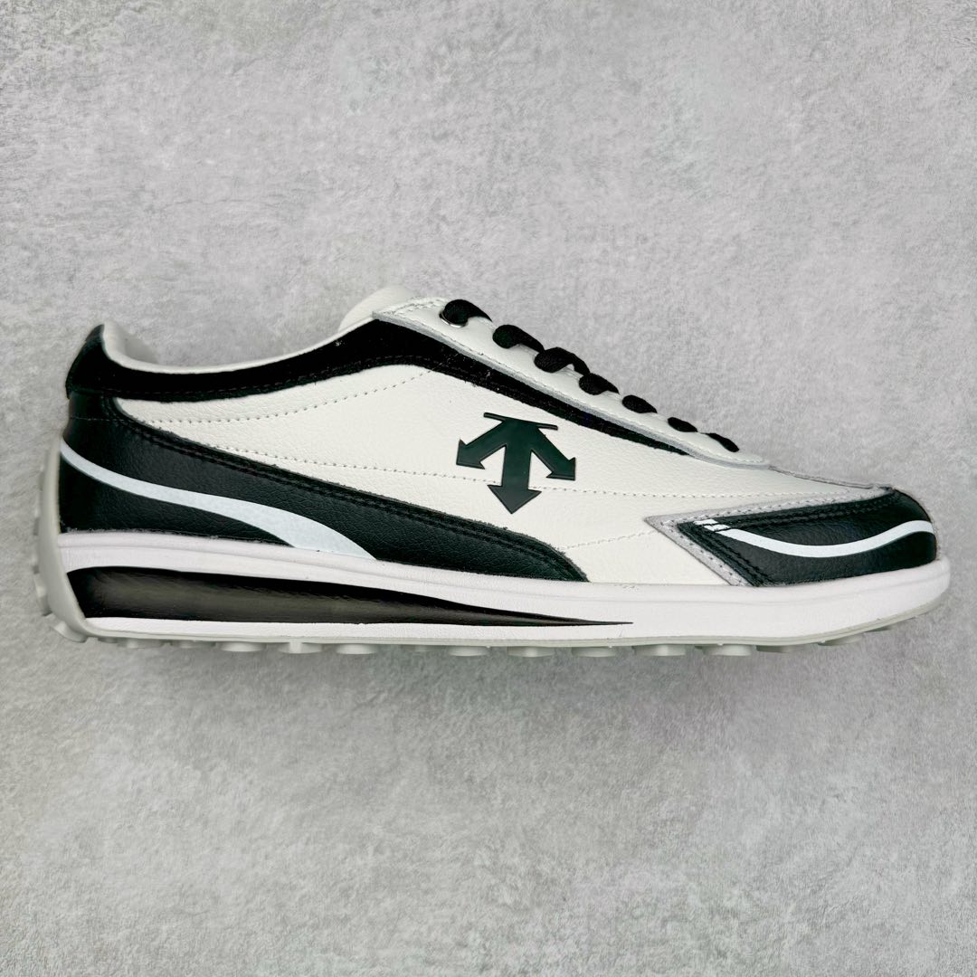 DESCENTE Sport Style Chron Racer迪桑特舒适百搭防滑耐磨低帮生活休闲鞋 是一款集复古与现代于一体的低帮跑步鞋 简洁的牛皮鞋面不仅彰显出时尚的质感 还适用于多种场合的穿搭 这款鞋子的透气性能极佳 轻质弹性鞋底则提供了良好的舒适度和耐磨性 使你在行走或跑步时都能感受到脚底的柔软与支撑 尺码：36 36.5 37.5 38 38.5 39 40 40.5 41 42 42.5 43 44 44.5 45-选品中心