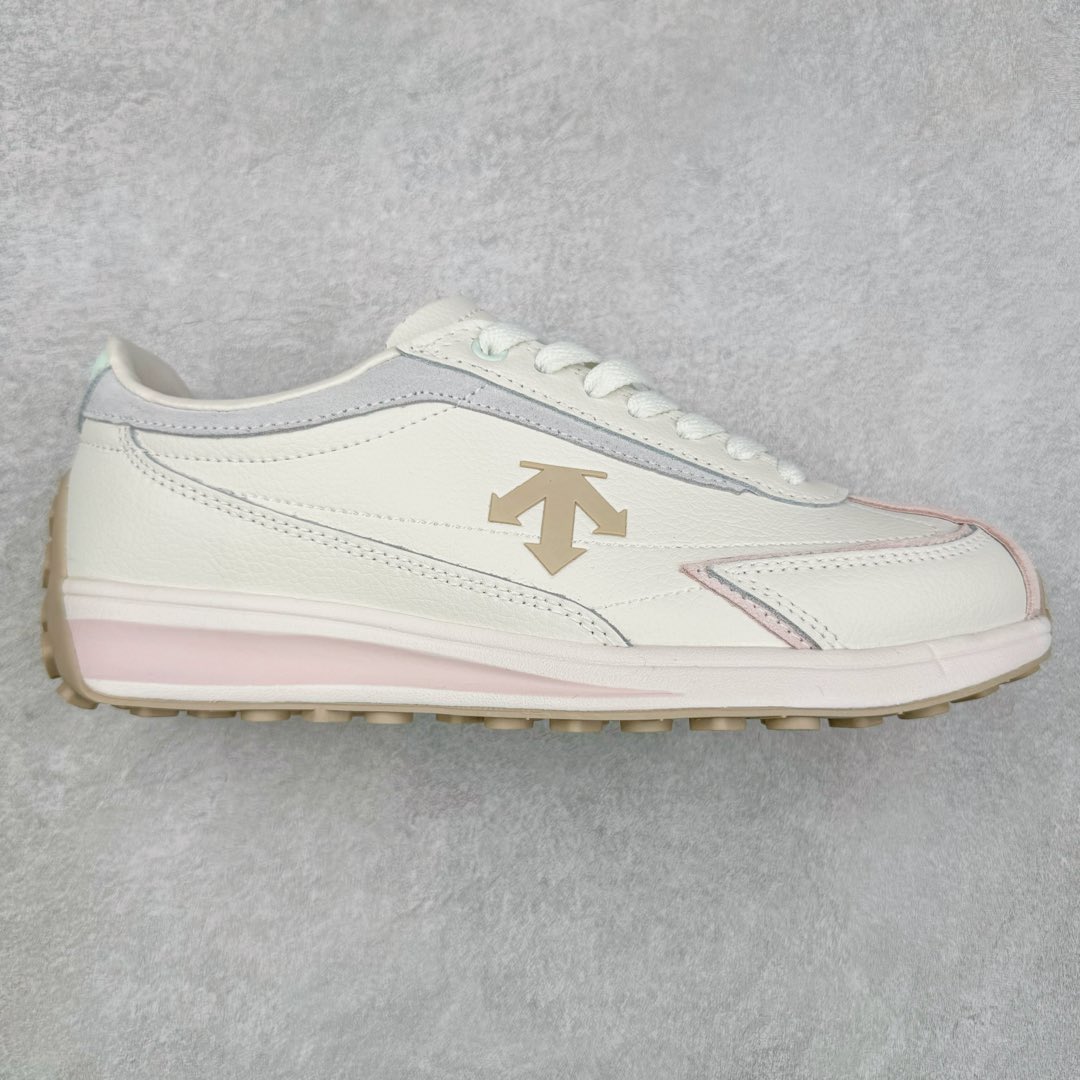 DESCENTE Sport Style Chron Racer迪桑特舒适百搭防滑耐磨低帮生活休闲鞋 是一款集复古与现代于一体的低帮跑步鞋 简洁的牛皮鞋面不仅彰显出时尚的质感 还适用于多种场合的穿搭 这款鞋子的透气性能极佳 轻质弹性鞋底则提供了良好的舒适度和耐磨性 使你在行走或跑步时都能感受到脚底的柔软与支撑 尺码：36 36.5 37.5 38 38.5 39 40 40.5 41 42 42.5 43 44 44.5 45-选品中心