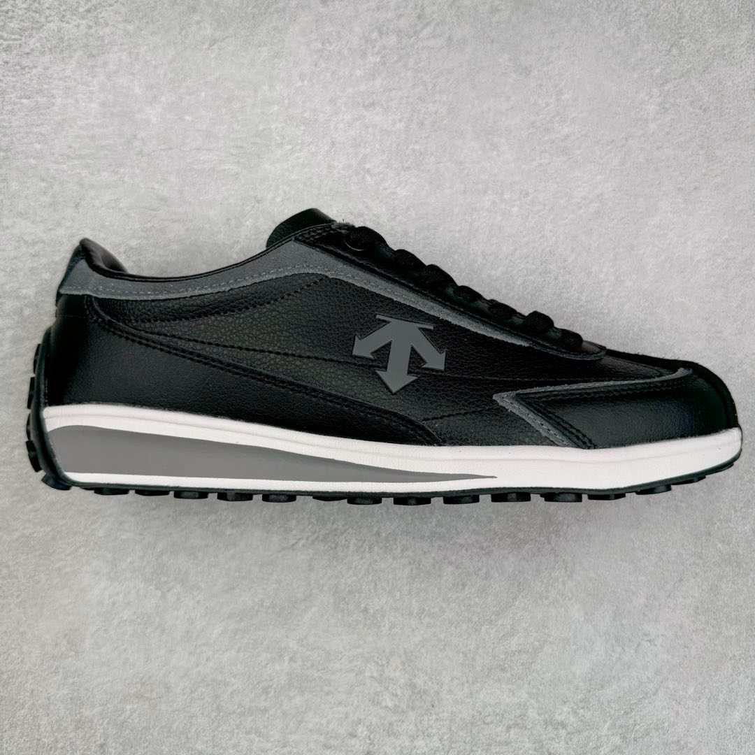 DESCENTE Sport Style Chron Racer迪桑特舒适百搭防滑耐磨低帮生活休闲鞋 是一款集复古与现代于一体的低帮跑步鞋 简洁的牛皮鞋面不仅彰显出时尚的质感 还适用于多种场合的穿搭 这款鞋子的透气性能极佳 轻质弹性鞋底则提供了良好的舒适度和耐磨性 使你在行走或跑步时都能感受到脚底的柔软与支撑 尺码：36 36.5 37.5 38 38.5 39 40 40.5 41 42 42.5 43 44 44.5 45-选品中心