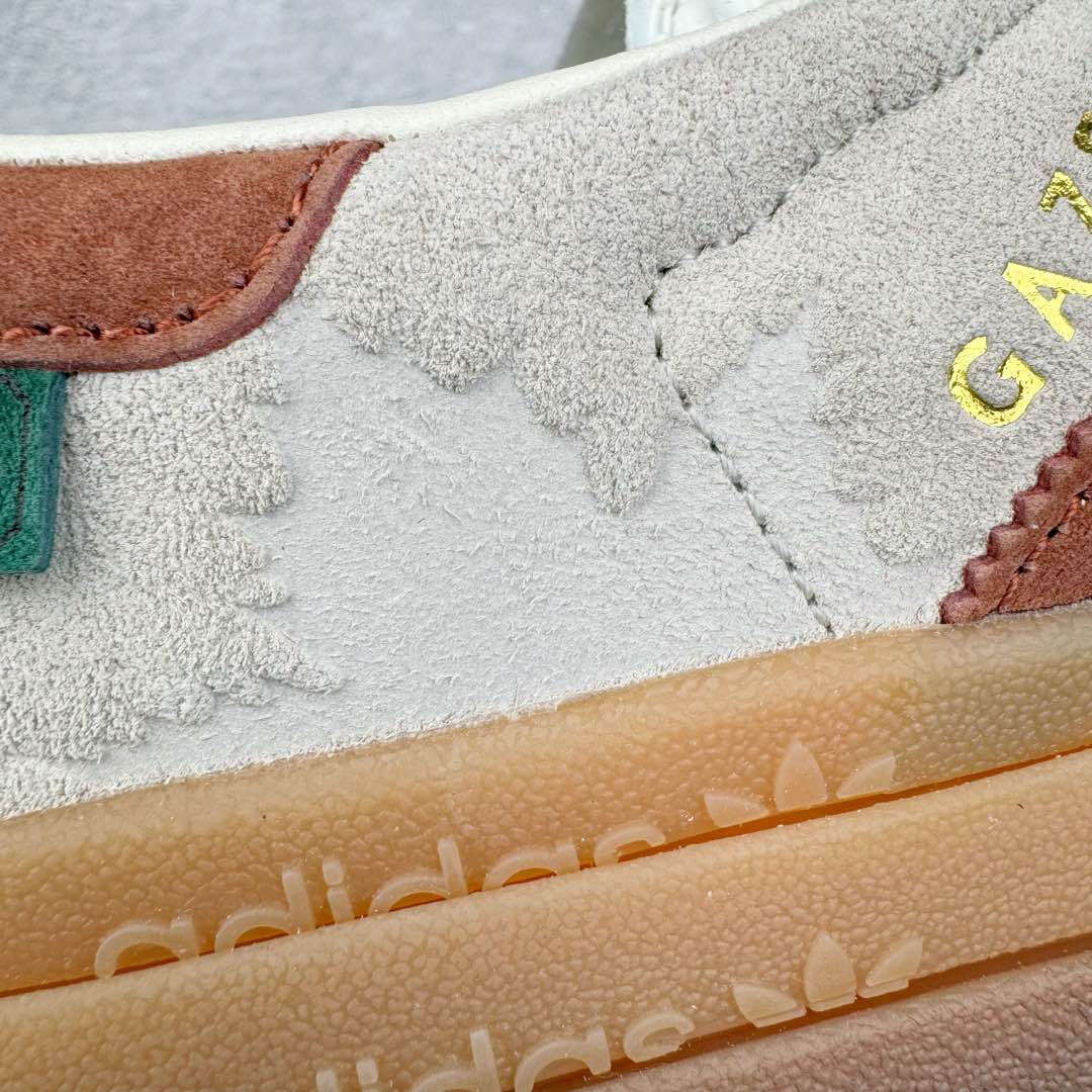 图片[19]-＃CS纯原 AD Originals Gazelle Bold W 羚羊松糕系列复古百搭厚底增高低帮休闲运动板鞋 IG3685 新的一年就要换新的打扮啦！除了设定变美、健身、减肥等目标外，你已经可以利用鞋子来“偷偷改善身材比例”的愿望了！ 因为有一句话。身高不够。鞋子来凑~赶快入手以下各大运动品牌最新推出的“厚底增高运动鞋”吧。 是最好穿最百搭的长腿神器。 重点是……不仅价格不错～鞋子也不错啊！Originals的Gazelle Bold鞋款打造出「超厚底版本」！延续流线鞋型、经典麂皮材质、白色三条线和侧面烫金标志的复古外型，奶油白鞋底高度直接乘3，出门搭上它，保证一路步步高升。尺码：36 36⅔ 37⅓ 38 38⅔ 39⅓ 40-选品中心