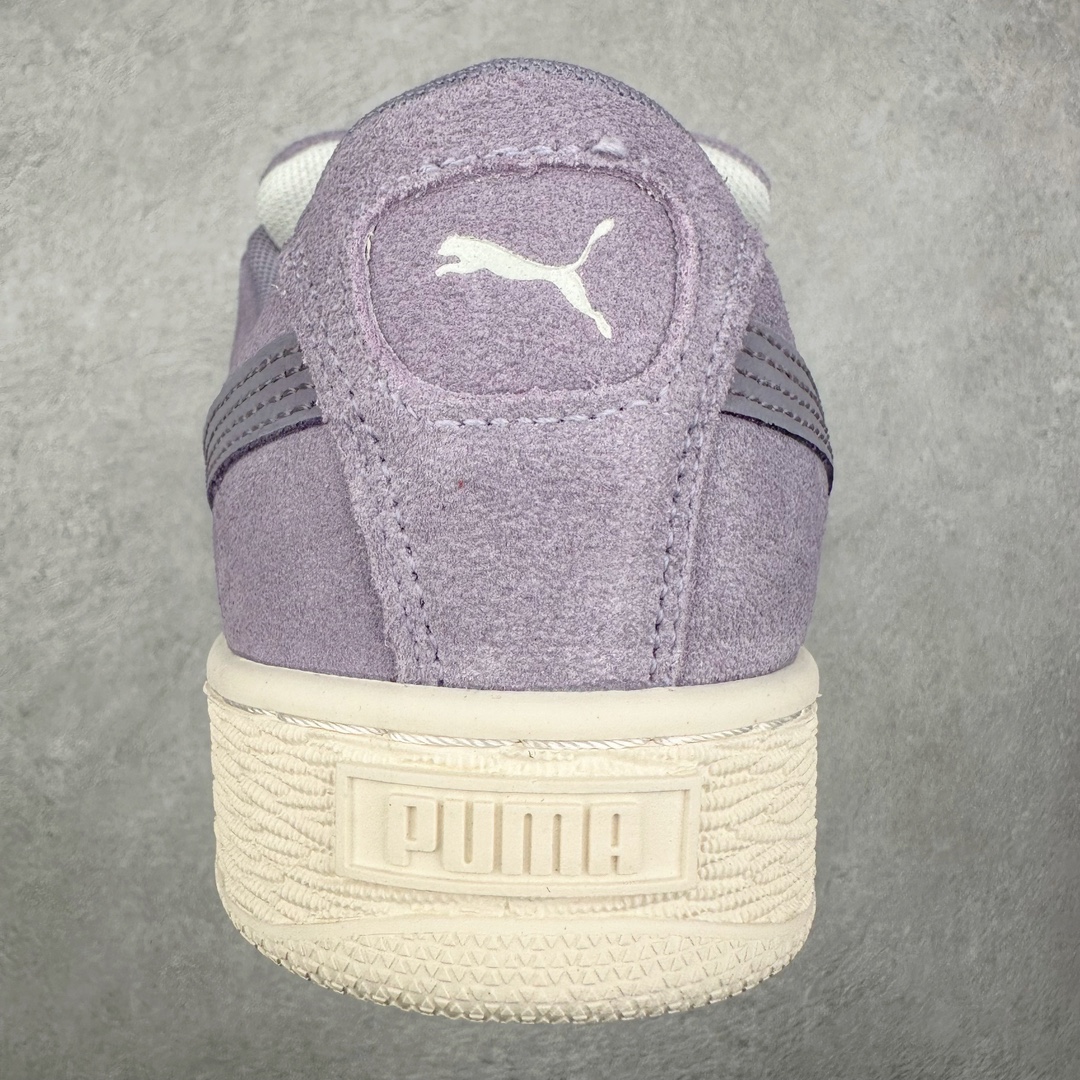 图片[8]-PUMA SUEDE XL 彪马新款面包鞋男女同款复古休闲板鞋 赠送一双鞋带 鞋身通体采用细腻的麂皮材质 厚实柔软 质感出众 鞋侧保留PUMA标志性跑道图案 侧面与后跟点缀金属色PUMA LOGO 兼具辨识度与细节感 加厚鞋垫、饱满鞋舌 搭配加宽扁形鞋带 使得穿着感更加贴合与舒适 值得一提的是 本季SUEDE XL鞋款以黑色、红色及蓝色最为瞩目 经典黑的配色 在低调之余可轻松驾驭任何潮流风格造型 而高饱和度的配色 则是当之无愧的早春出街利器。货号： 395205 尺码：36 37 37.5 38 38.5 39 40 40.5 41 42 42.5 43 44 45-选品中心