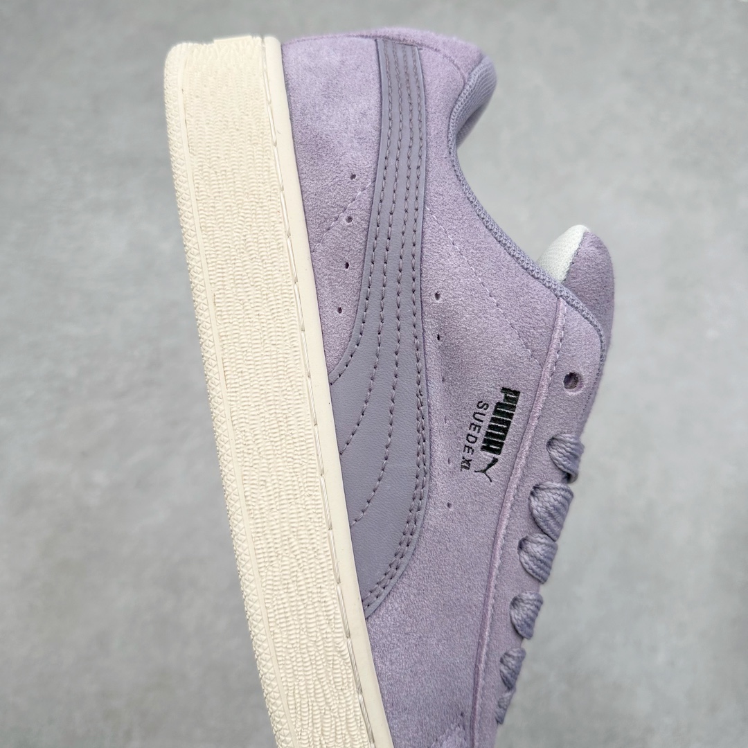 图片[6]-PUMA SUEDE XL 彪马新款面包鞋男女同款复古休闲板鞋 赠送一双鞋带 鞋身通体采用细腻的麂皮材质 厚实柔软 质感出众 鞋侧保留PUMA标志性跑道图案 侧面与后跟点缀金属色PUMA LOGO 兼具辨识度与细节感 加厚鞋垫、饱满鞋舌 搭配加宽扁形鞋带 使得穿着感更加贴合与舒适 值得一提的是 本季SUEDE XL鞋款以黑色、红色及蓝色最为瞩目 经典黑的配色 在低调之余可轻松驾驭任何潮流风格造型 而高饱和度的配色 则是当之无愧的早春出街利器。货号： 395205 尺码：36 37 37.5 38 38.5 39 40 40.5 41 42 42.5 43 44 45-选品中心