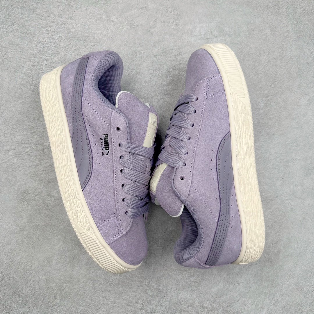 图片[3]-PUMA SUEDE XL 彪马新款面包鞋男女同款复古休闲板鞋 赠送一双鞋带 鞋身通体采用细腻的麂皮材质 厚实柔软 质感出众 鞋侧保留PUMA标志性跑道图案 侧面与后跟点缀金属色PUMA LOGO 兼具辨识度与细节感 加厚鞋垫、饱满鞋舌 搭配加宽扁形鞋带 使得穿着感更加贴合与舒适 值得一提的是 本季SUEDE XL鞋款以黑色、红色及蓝色最为瞩目 经典黑的配色 在低调之余可轻松驾驭任何潮流风格造型 而高饱和度的配色 则是当之无愧的早春出街利器。货号： 395205 尺码：36 37 37.5 38 38.5 39 40 40.5 41 42 42.5 43 44 45-选品中心