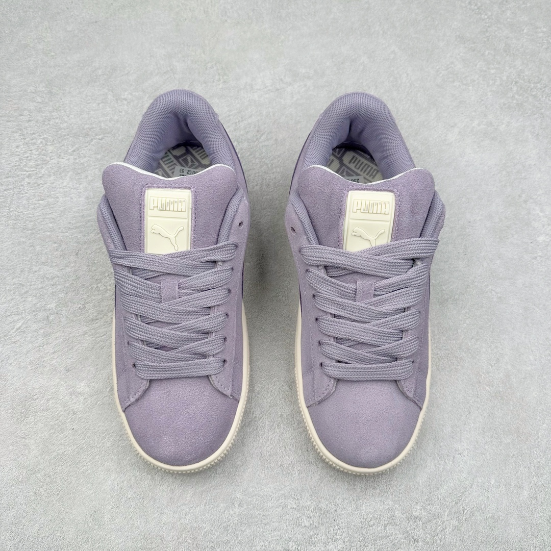 图片[2]-PUMA SUEDE XL 彪马新款面包鞋男女同款复古休闲板鞋 赠送一双鞋带 鞋身通体采用细腻的麂皮材质 厚实柔软 质感出众 鞋侧保留PUMA标志性跑道图案 侧面与后跟点缀金属色PUMA LOGO 兼具辨识度与细节感 加厚鞋垫、饱满鞋舌 搭配加宽扁形鞋带 使得穿着感更加贴合与舒适 值得一提的是 本季SUEDE XL鞋款以黑色、红色及蓝色最为瞩目 经典黑的配色 在低调之余可轻松驾驭任何潮流风格造型 而高饱和度的配色 则是当之无愧的早春出街利器。货号： 395205 尺码：36 37 37.5 38 38.5 39 40 40.5 41 42 42.5 43 44 45-选品中心