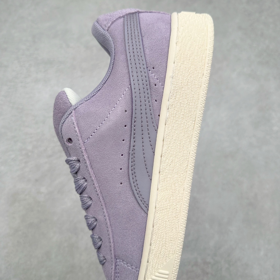 图片[7]-PUMA SUEDE XL 彪马新款面包鞋男女同款复古休闲板鞋 赠送一双鞋带 鞋身通体采用细腻的麂皮材质 厚实柔软 质感出众 鞋侧保留PUMA标志性跑道图案 侧面与后跟点缀金属色PUMA LOGO 兼具辨识度与细节感 加厚鞋垫、饱满鞋舌 搭配加宽扁形鞋带 使得穿着感更加贴合与舒适 值得一提的是 本季SUEDE XL鞋款以黑色、红色及蓝色最为瞩目 经典黑的配色 在低调之余可轻松驾驭任何潮流风格造型 而高饱和度的配色 则是当之无愧的早春出街利器。货号： 395205 尺码：36 37 37.5 38 38.5 39 40 40.5 41 42 42.5 43 44 45-选品中心