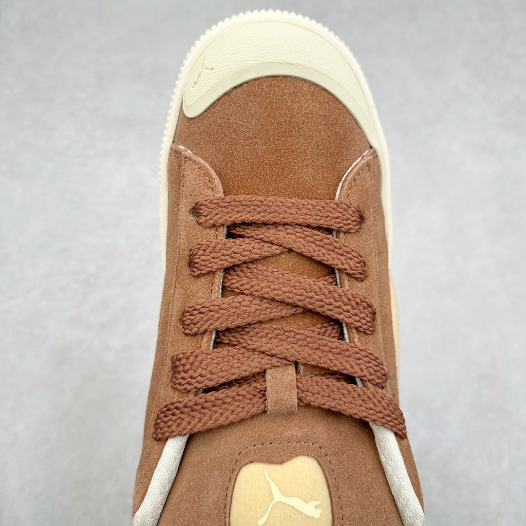 图片[4]-PUMA SUEDE XL 彪马新款面包鞋男女同款复古休闲板鞋 赠送一双鞋带 鞋身通体采用细腻的麂皮材质 厚实柔软 质感出众 鞋侧保留PUMA标志性跑道图案 侧面与后跟点缀金属色PUMA LOGO 兼具辨识度与细节感 加厚鞋垫、饱满鞋舌 搭配加宽扁形鞋带 使得穿着感更加贴合与舒适 值得一提的是 本季SUEDE XL鞋款以黑色、红色及蓝色最为瞩目 经典黑的配色 在低调之余可轻松驾驭任何潮流风格造型 而高饱和度的配色 则是当之无愧的早春出街利器。货号： 395205 尺码：36 37 37.5 38 38.5 39 40 40.5 41 42 42.5 43 44 45-选品中心