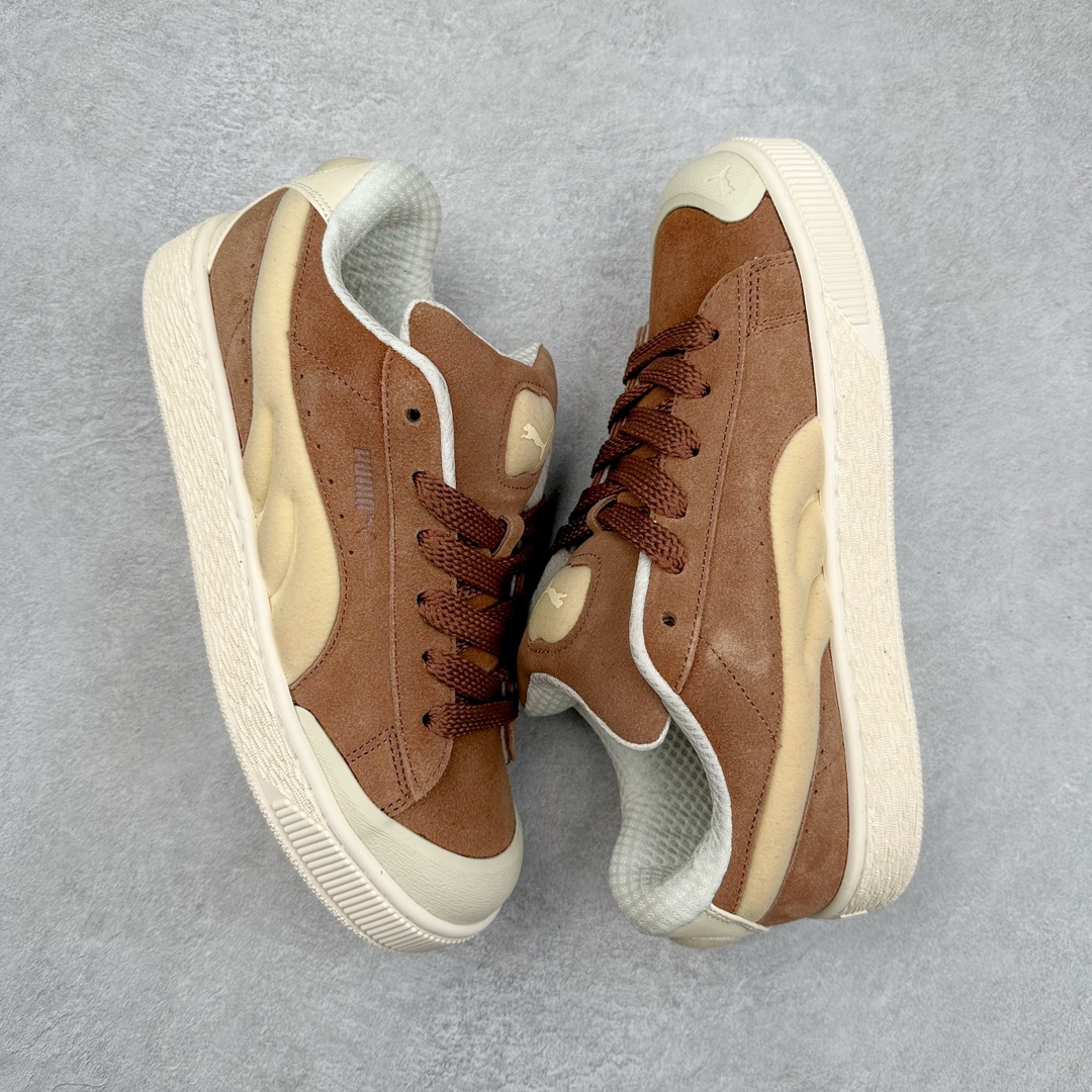 图片[3]-PUMA SUEDE XL 彪马新款面包鞋男女同款复古休闲板鞋 赠送一双鞋带 鞋身通体采用细腻的麂皮材质 厚实柔软 质感出众 鞋侧保留PUMA标志性跑道图案 侧面与后跟点缀金属色PUMA LOGO 兼具辨识度与细节感 加厚鞋垫、饱满鞋舌 搭配加宽扁形鞋带 使得穿着感更加贴合与舒适 值得一提的是 本季SUEDE XL鞋款以黑色、红色及蓝色最为瞩目 经典黑的配色 在低调之余可轻松驾驭任何潮流风格造型 而高饱和度的配色 则是当之无愧的早春出街利器。货号： 395205 尺码：36 37 37.5 38 38.5 39 40 40.5 41 42 42.5 43 44 45-选品中心