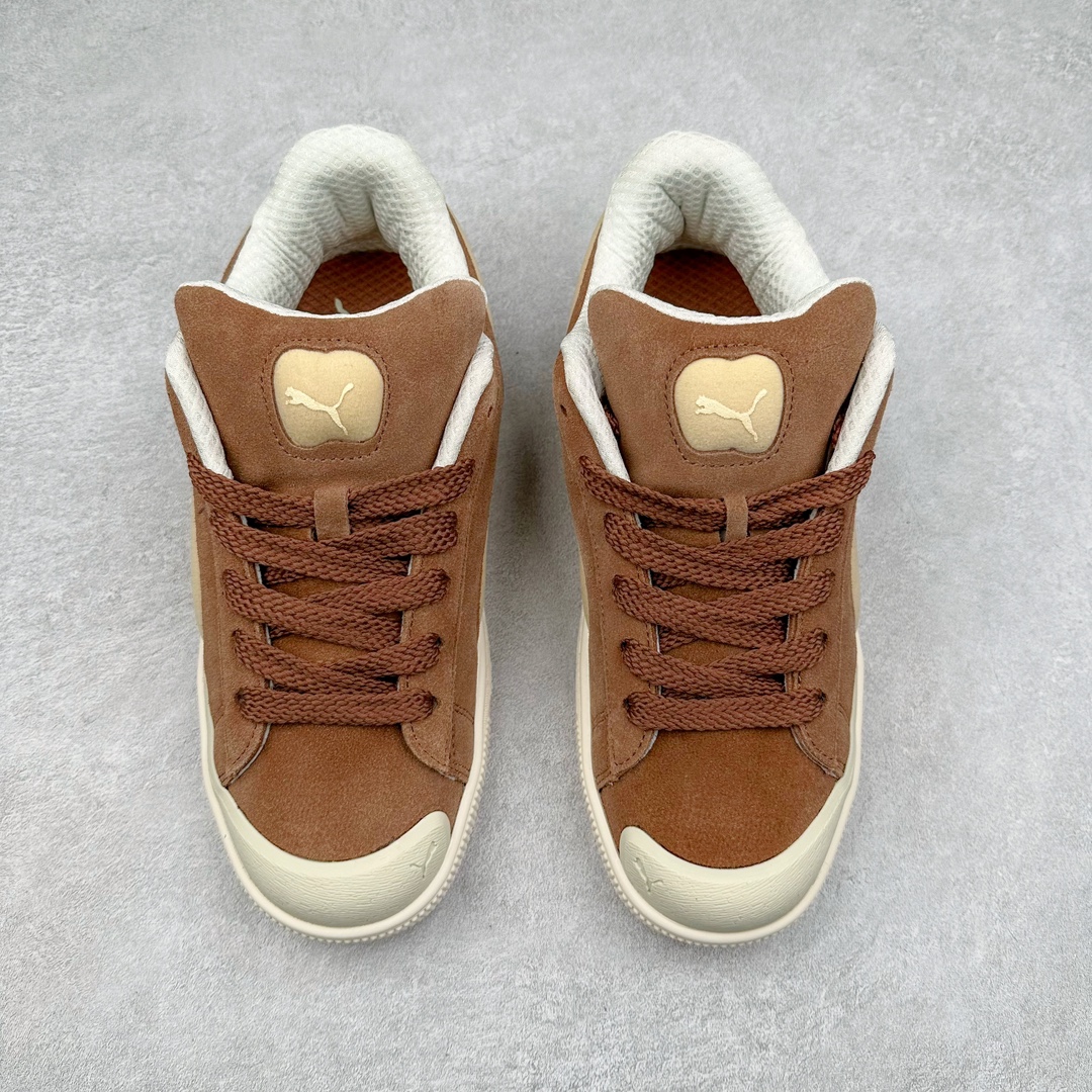 图片[2]-PUMA SUEDE XL 彪马新款面包鞋男女同款复古休闲板鞋 赠送一双鞋带 鞋身通体采用细腻的麂皮材质 厚实柔软 质感出众 鞋侧保留PUMA标志性跑道图案 侧面与后跟点缀金属色PUMA LOGO 兼具辨识度与细节感 加厚鞋垫、饱满鞋舌 搭配加宽扁形鞋带 使得穿着感更加贴合与舒适 值得一提的是 本季SUEDE XL鞋款以黑色、红色及蓝色最为瞩目 经典黑的配色 在低调之余可轻松驾驭任何潮流风格造型 而高饱和度的配色 则是当之无愧的早春出街利器。货号： 395205 尺码：36 37 37.5 38 38.5 39 40 40.5 41 42 42.5 43 44 45-选品中心