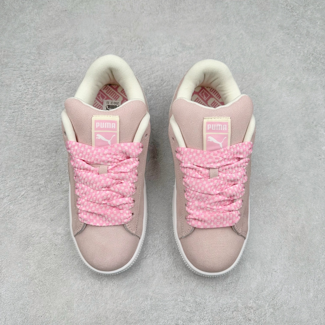 图片[2]-PUMA SUEDE XL 彪马新款面包鞋男女同款复古休闲板鞋 赠送一双鞋带 鞋身通体采用细腻的麂皮材质 厚实柔软 质感出众 鞋侧保留PUMA标志性跑道图案 侧面与后跟点缀金属色PUMA LOGO 兼具辨识度与细节感 加厚鞋垫、饱满鞋舌 搭配加宽扁形鞋带 使得穿着感更加贴合与舒适 值得一提的是 本季SUEDE XL鞋款以黑色、红色及蓝色最为瞩目 经典黑的配色 在低调之余可轻松驾驭任何潮流风格造型 而高饱和度的配色 则是当之无愧的早春出街利器。货号： 395205 尺码：36 37 37.5 38 38.5 39 40 40.5 41 42 42.5 43 44 45-选品中心