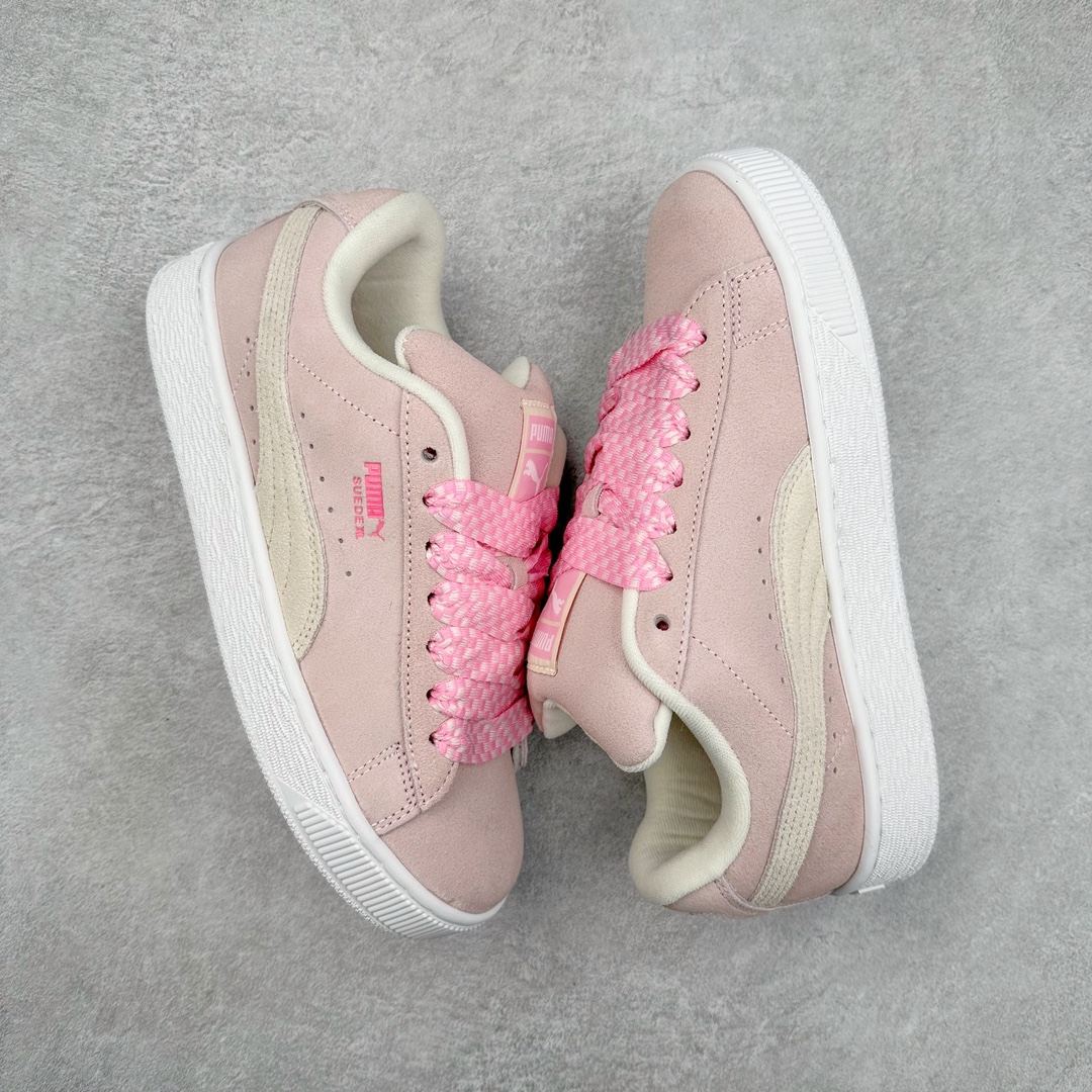 图片[3]-PUMA SUEDE XL 彪马新款面包鞋男女同款复古休闲板鞋 赠送一双鞋带 鞋身通体采用细腻的麂皮材质 厚实柔软 质感出众 鞋侧保留PUMA标志性跑道图案 侧面与后跟点缀金属色PUMA LOGO 兼具辨识度与细节感 加厚鞋垫、饱满鞋舌 搭配加宽扁形鞋带 使得穿着感更加贴合与舒适 值得一提的是 本季SUEDE XL鞋款以黑色、红色及蓝色最为瞩目 经典黑的配色 在低调之余可轻松驾驭任何潮流风格造型 而高饱和度的配色 则是当之无愧的早春出街利器。货号： 395205 尺码：36 37 37.5 38 38.5 39 40 40.5 41 42 42.5 43 44 45-选品中心