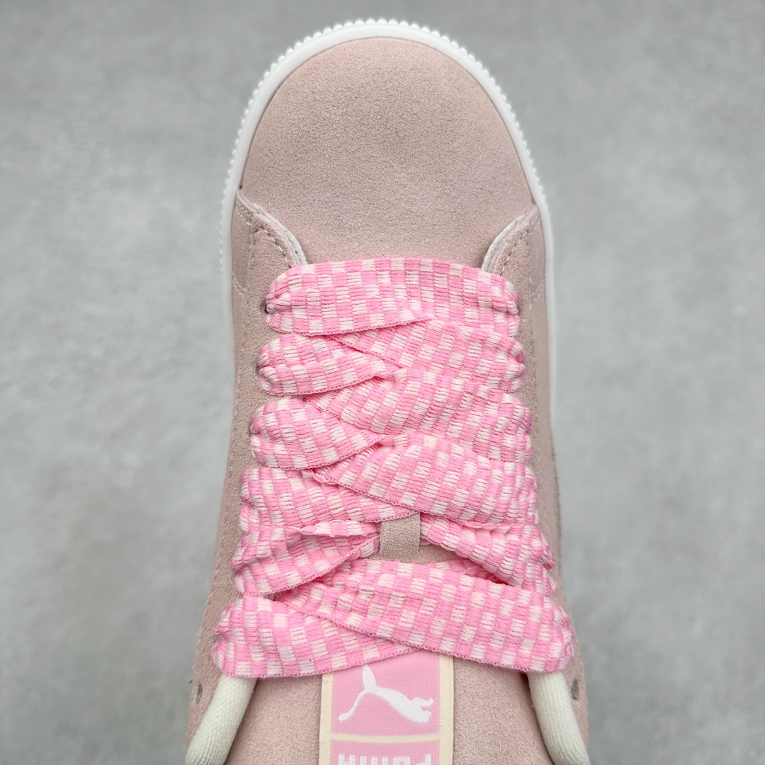 图片[4]-PUMA SUEDE XL 彪马新款面包鞋男女同款复古休闲板鞋 赠送一双鞋带 鞋身通体采用细腻的麂皮材质 厚实柔软 质感出众 鞋侧保留PUMA标志性跑道图案 侧面与后跟点缀金属色PUMA LOGO 兼具辨识度与细节感 加厚鞋垫、饱满鞋舌 搭配加宽扁形鞋带 使得穿着感更加贴合与舒适 值得一提的是 本季SUEDE XL鞋款以黑色、红色及蓝色最为瞩目 经典黑的配色 在低调之余可轻松驾驭任何潮流风格造型 而高饱和度的配色 则是当之无愧的早春出街利器。货号： 395205 尺码：36 37 37.5 38 38.5 39 40 40.5 41 42 42.5 43 44 45-选品中心