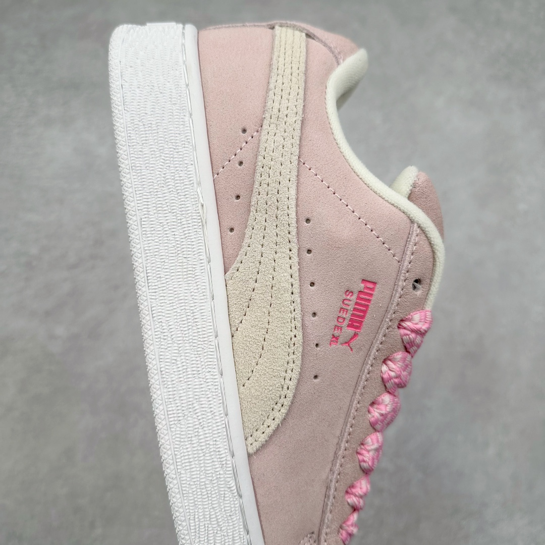 图片[6]-PUMA SUEDE XL 彪马新款面包鞋男女同款复古休闲板鞋 赠送一双鞋带 鞋身通体采用细腻的麂皮材质 厚实柔软 质感出众 鞋侧保留PUMA标志性跑道图案 侧面与后跟点缀金属色PUMA LOGO 兼具辨识度与细节感 加厚鞋垫、饱满鞋舌 搭配加宽扁形鞋带 使得穿着感更加贴合与舒适 值得一提的是 本季SUEDE XL鞋款以黑色、红色及蓝色最为瞩目 经典黑的配色 在低调之余可轻松驾驭任何潮流风格造型 而高饱和度的配色 则是当之无愧的早春出街利器。货号： 395205 尺码：36 37 37.5 38 38.5 39 40 40.5 41 42 42.5 43 44 45-选品中心
