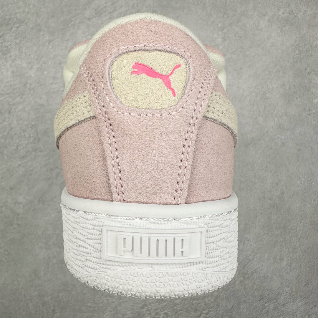 图片[8]-PUMA SUEDE XL 彪马新款面包鞋男女同款复古休闲板鞋 赠送一双鞋带 鞋身通体采用细腻的麂皮材质 厚实柔软 质感出众 鞋侧保留PUMA标志性跑道图案 侧面与后跟点缀金属色PUMA LOGO 兼具辨识度与细节感 加厚鞋垫、饱满鞋舌 搭配加宽扁形鞋带 使得穿着感更加贴合与舒适 值得一提的是 本季SUEDE XL鞋款以黑色、红色及蓝色最为瞩目 经典黑的配色 在低调之余可轻松驾驭任何潮流风格造型 而高饱和度的配色 则是当之无愧的早春出街利器。货号： 395205 尺码：36 37 37.5 38 38.5 39 40 40.5 41 42 42.5 43 44 45-选品中心