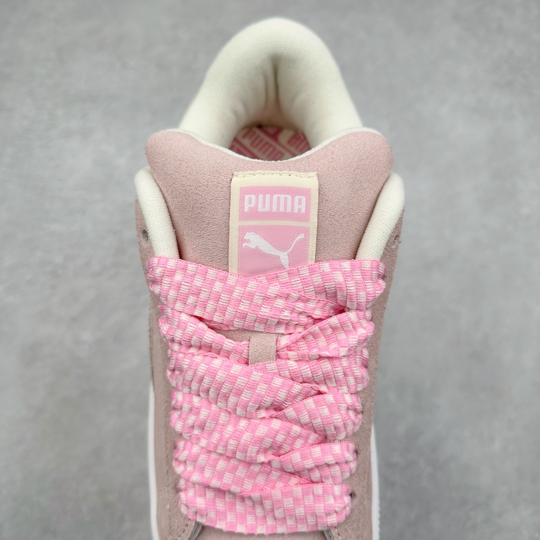 图片[5]-PUMA SUEDE XL 彪马新款面包鞋男女同款复古休闲板鞋 赠送一双鞋带 鞋身通体采用细腻的麂皮材质 厚实柔软 质感出众 鞋侧保留PUMA标志性跑道图案 侧面与后跟点缀金属色PUMA LOGO 兼具辨识度与细节感 加厚鞋垫、饱满鞋舌 搭配加宽扁形鞋带 使得穿着感更加贴合与舒适 值得一提的是 本季SUEDE XL鞋款以黑色、红色及蓝色最为瞩目 经典黑的配色 在低调之余可轻松驾驭任何潮流风格造型 而高饱和度的配色 则是当之无愧的早春出街利器。货号： 395205 尺码：36 37 37.5 38 38.5 39 40 40.5 41 42 42.5 43 44 45-选品中心