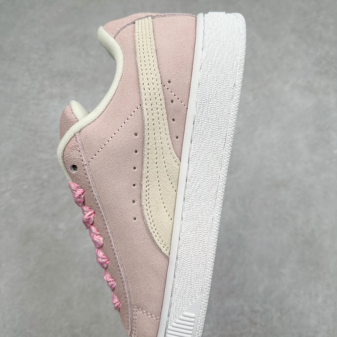 图片[7]-PUMA SUEDE XL 彪马新款面包鞋男女同款复古休闲板鞋 赠送一双鞋带 鞋身通体采用细腻的麂皮材质 厚实柔软 质感出众 鞋侧保留PUMA标志性跑道图案 侧面与后跟点缀金属色PUMA LOGO 兼具辨识度与细节感 加厚鞋垫、饱满鞋舌 搭配加宽扁形鞋带 使得穿着感更加贴合与舒适 值得一提的是 本季SUEDE XL鞋款以黑色、红色及蓝色最为瞩目 经典黑的配色 在低调之余可轻松驾驭任何潮流风格造型 而高饱和度的配色 则是当之无愧的早春出街利器。货号： 395205 尺码：36 37 37.5 38 38.5 39 40 40.5 41 42 42.5 43 44 45-选品中心