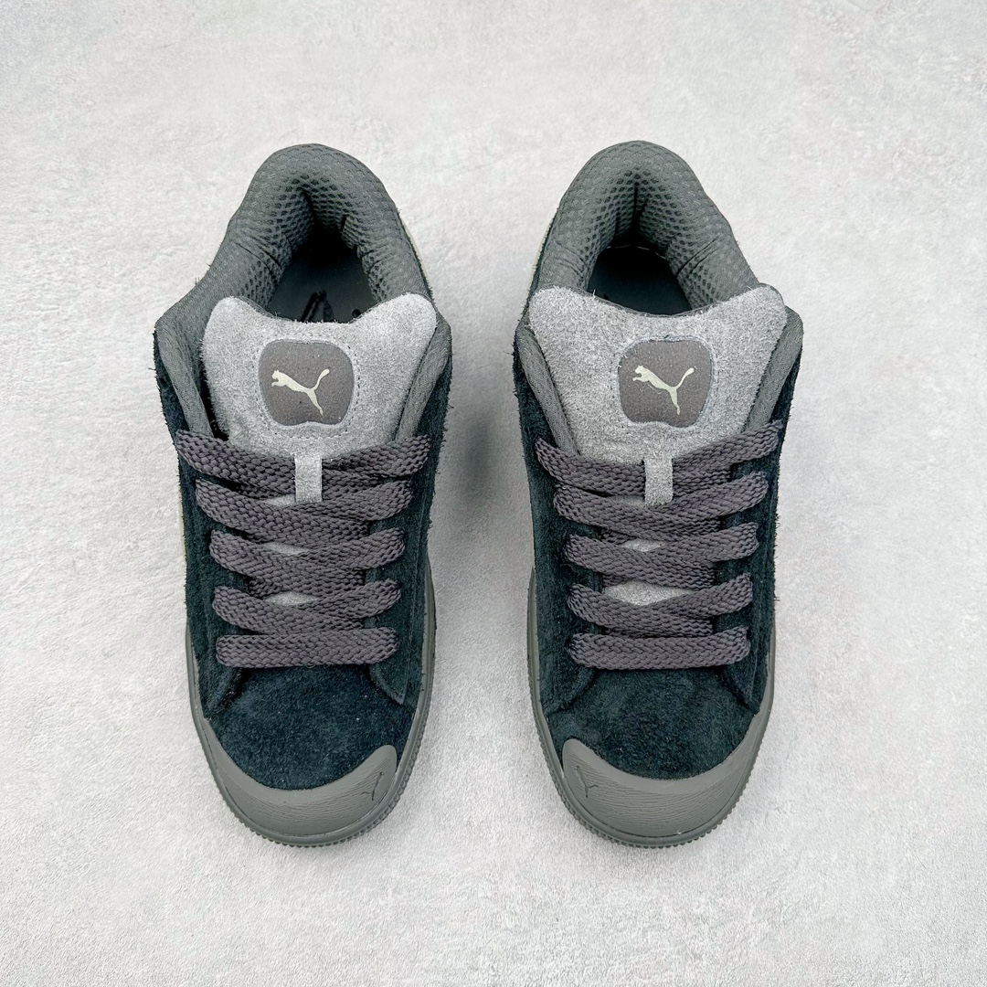 图片[2]-PUMA SUEDE XL 彪马新款面包鞋男女同款复古休闲板鞋 赠送一双鞋带 鞋身通体采用细腻的麂皮材质 厚实柔软 质感出众 鞋侧保留PUMA标志性跑道图案 侧面与后跟点缀金属色PUMA LOGO 兼具辨识度与细节感 加厚鞋垫、饱满鞋舌 搭配加宽扁形鞋带 使得穿着感更加贴合与舒适 值得一提的是 本季SUEDE XL鞋款以黑色、红色及蓝色最为瞩目 经典黑的配色 在低调之余可轻松驾驭任何潮流风格造型 而高饱和度的配色 则是当之无愧的早春出街利器。货号： 395205 尺码：36 37 37.5 38 38.5 39 40 40.5 41 42 42.5 43 44 45-选品中心