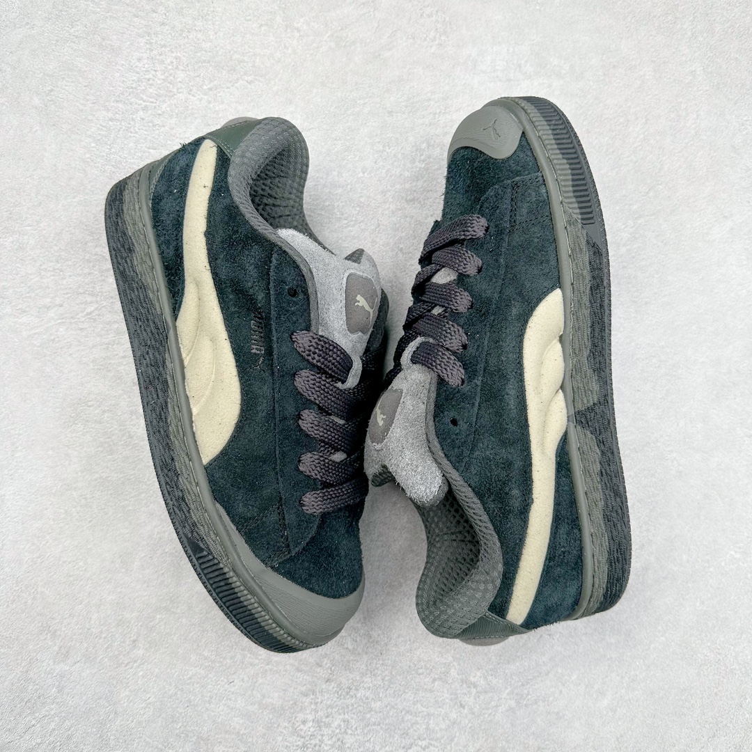 图片[3]-PUMA SUEDE XL 彪马新款面包鞋男女同款复古休闲板鞋 赠送一双鞋带 鞋身通体采用细腻的麂皮材质 厚实柔软 质感出众 鞋侧保留PUMA标志性跑道图案 侧面与后跟点缀金属色PUMA LOGO 兼具辨识度与细节感 加厚鞋垫、饱满鞋舌 搭配加宽扁形鞋带 使得穿着感更加贴合与舒适 值得一提的是 本季SUEDE XL鞋款以黑色、红色及蓝色最为瞩目 经典黑的配色 在低调之余可轻松驾驭任何潮流风格造型 而高饱和度的配色 则是当之无愧的早春出街利器。货号： 395205 尺码：36 37 37.5 38 38.5 39 40 40.5 41 42 42.5 43 44 45-选品中心