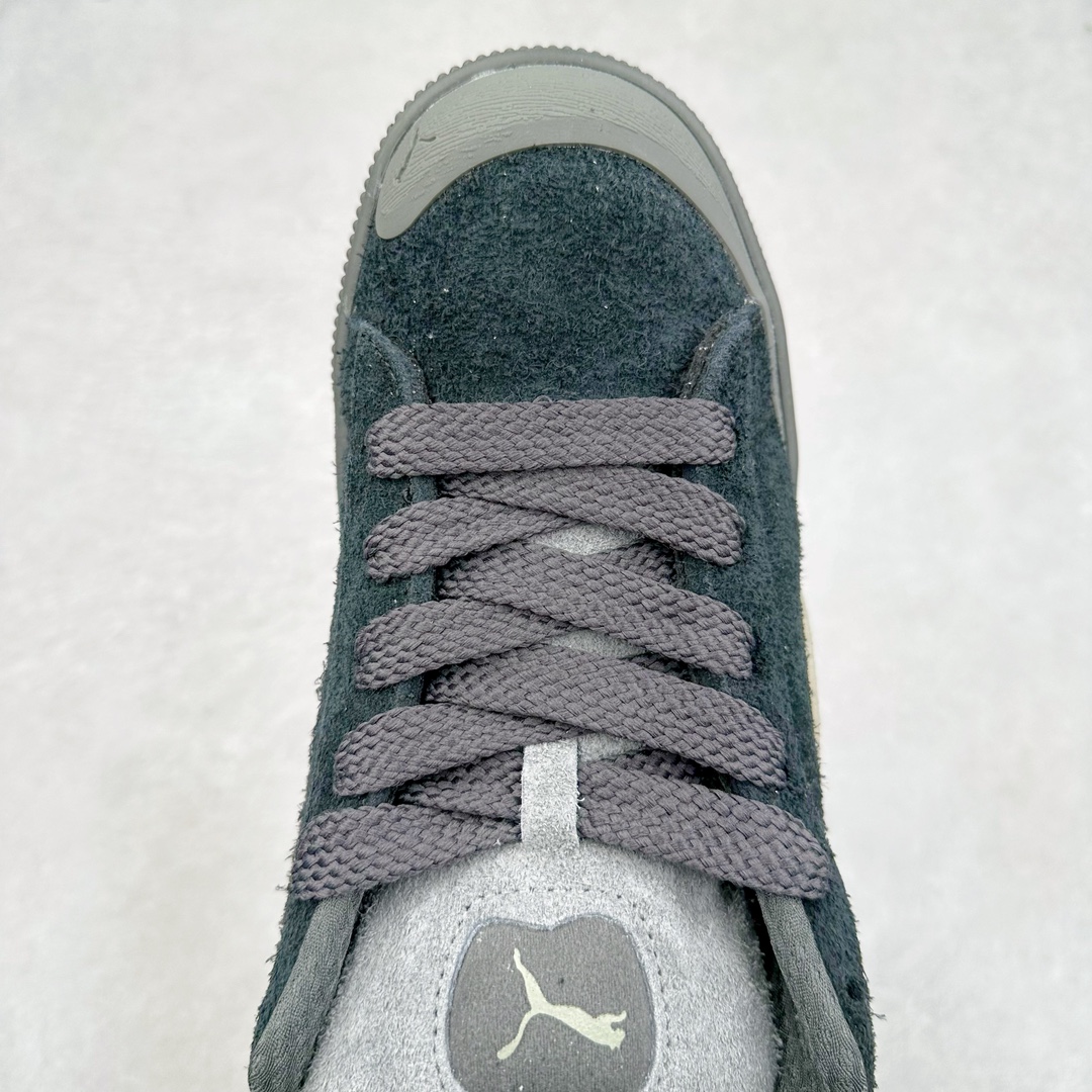 图片[4]-PUMA SUEDE XL 彪马新款面包鞋男女同款复古休闲板鞋 赠送一双鞋带 鞋身通体采用细腻的麂皮材质 厚实柔软 质感出众 鞋侧保留PUMA标志性跑道图案 侧面与后跟点缀金属色PUMA LOGO 兼具辨识度与细节感 加厚鞋垫、饱满鞋舌 搭配加宽扁形鞋带 使得穿着感更加贴合与舒适 值得一提的是 本季SUEDE XL鞋款以黑色、红色及蓝色最为瞩目 经典黑的配色 在低调之余可轻松驾驭任何潮流风格造型 而高饱和度的配色 则是当之无愧的早春出街利器。货号： 395205 尺码：36 37 37.5 38 38.5 39 40 40.5 41 42 42.5 43 44 45-选品中心