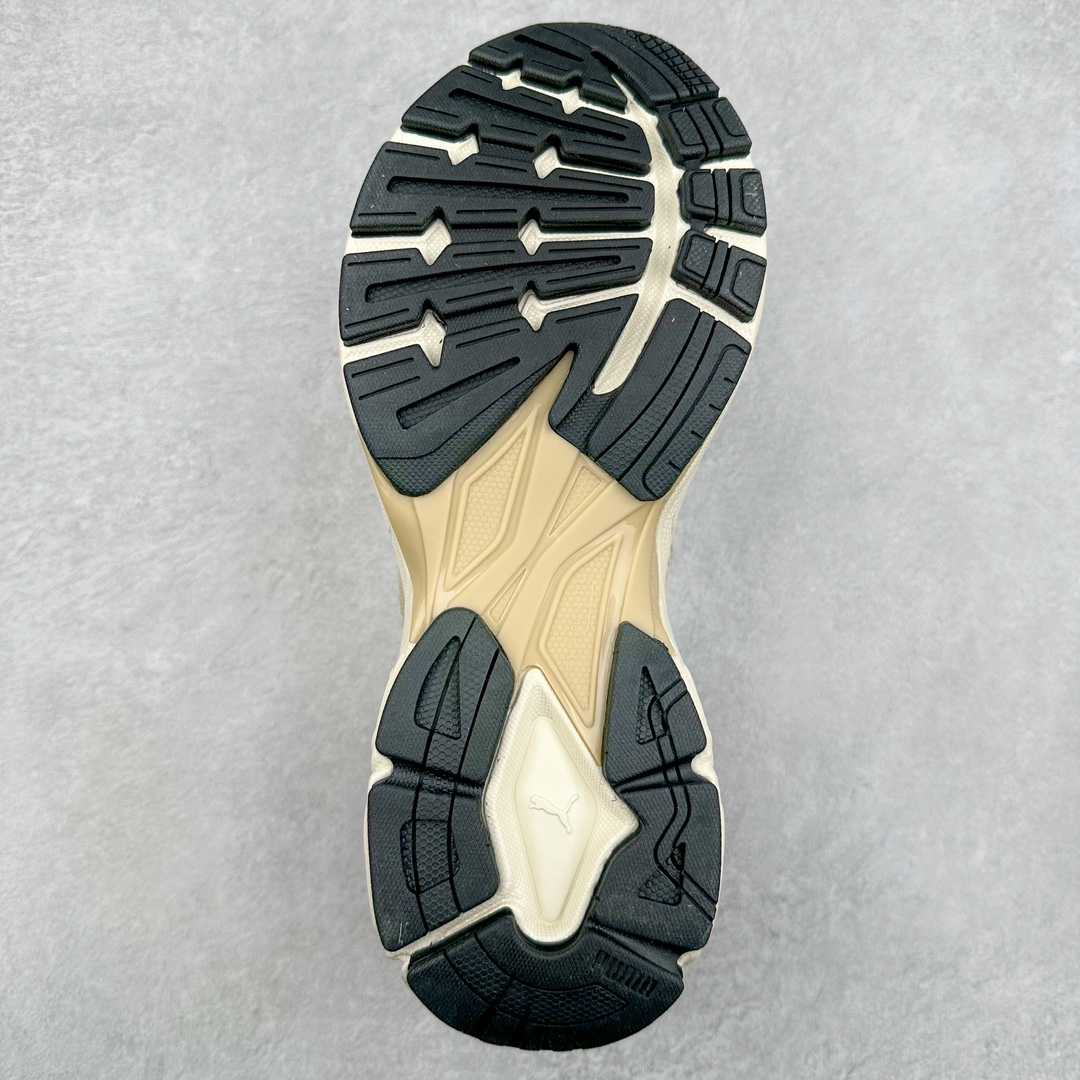 图片[9]-PUMA Velophasis 舒适潮流防滑低帮老爹鞋 全球知名运动品牌彪马推出全新鞋款VELOPHASIS，以千禧年代的无尽创意演绎PUMA复合型运动鞋款，引领复古美学新风尚。全新鞋款VELOPHASIS从PUMA品牌历史档案中千禧时代极具标志性的COMPLETE鞋型中汲取灵感，该系列专为跑步运动而生，推动了包括iCELL、e+CELL以及EverRide在内的多项具有革命代表性的品牌技术发展，至今仍造福世界各地的跑者。全新鞋款VELOPHASIS在此基础之上，寄栖于PUMA的设计愿景，借由Y2K的美学视觉语言，解码潮流基因，碰撞无限可能。全新鞋款VELOPHASIS的设计充分融合了来自千禧年代与当今时代的精髓。鞋面采用不对称设计，以全新材料重塑千禧年代感的设计部件。蜂窝式网眼布、纹理拼接和大胆醒目的造型均旨在致敬COMPLETE系列的经典风格。尺码：36 36.5 37.5 38 38.5 39 40 40.5 41 42 42.5 43 44 44.5 45-选品中心