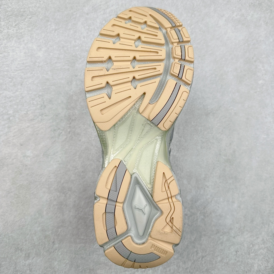 图片[9]-PUMA Velophasis 舒适潮流防滑低帮老爹鞋 全球知名运动品牌彪马推出全新鞋款VELOPHASIS，以千禧年代的无尽创意演绎PUMA复合型运动鞋款，引领复古美学新风尚。全新鞋款VELOPHASIS从PUMA品牌历史档案中千禧时代极具标志性的COMPLETE鞋型中汲取灵感，该系列专为跑步运动而生，推动了包括iCELL、e+CELL以及EverRide在内的多项具有革命代表性的品牌技术发展，至今仍造福世界各地的跑者。全新鞋款VELOPHASIS在此基础之上，寄栖于PUMA的设计愿景，借由Y2K的美学视觉语言，解码潮流基因，碰撞无限可能。全新鞋款VELOPHASIS的设计充分融合了来自千禧年代与当今时代的精髓。鞋面采用不对称设计，以全新材料重塑千禧年代感的设计部件。蜂窝式网眼布、纹理拼接和大胆醒目的造型均旨在致敬COMPLETE系列的经典风格。尺码：36 36.5 37.5 38 38.5 39 40 40.5 41 42 42.5 43 44 44.5 45-选品中心