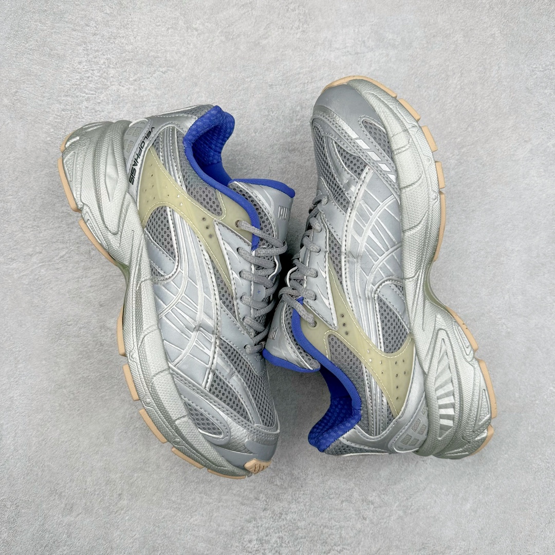 图片[3]-PUMA Velophasis 舒适潮流防滑低帮老爹鞋 全球知名运动品牌彪马推出全新鞋款VELOPHASIS，以千禧年代的无尽创意演绎PUMA复合型运动鞋款，引领复古美学新风尚。全新鞋款VELOPHASIS从PUMA品牌历史档案中千禧时代极具标志性的COMPLETE鞋型中汲取灵感，该系列专为跑步运动而生，推动了包括iCELL、e+CELL以及EverRide在内的多项具有革命代表性的品牌技术发展，至今仍造福世界各地的跑者。全新鞋款VELOPHASIS在此基础之上，寄栖于PUMA的设计愿景，借由Y2K的美学视觉语言，解码潮流基因，碰撞无限可能。全新鞋款VELOPHASIS的设计充分融合了来自千禧年代与当今时代的精髓。鞋面采用不对称设计，以全新材料重塑千禧年代感的设计部件。蜂窝式网眼布、纹理拼接和大胆醒目的造型均旨在致敬COMPLETE系列的经典风格。尺码：36 36.5 37.5 38 38.5 39 40 40.5 41 42 42.5 43 44 44.5 45-选品中心