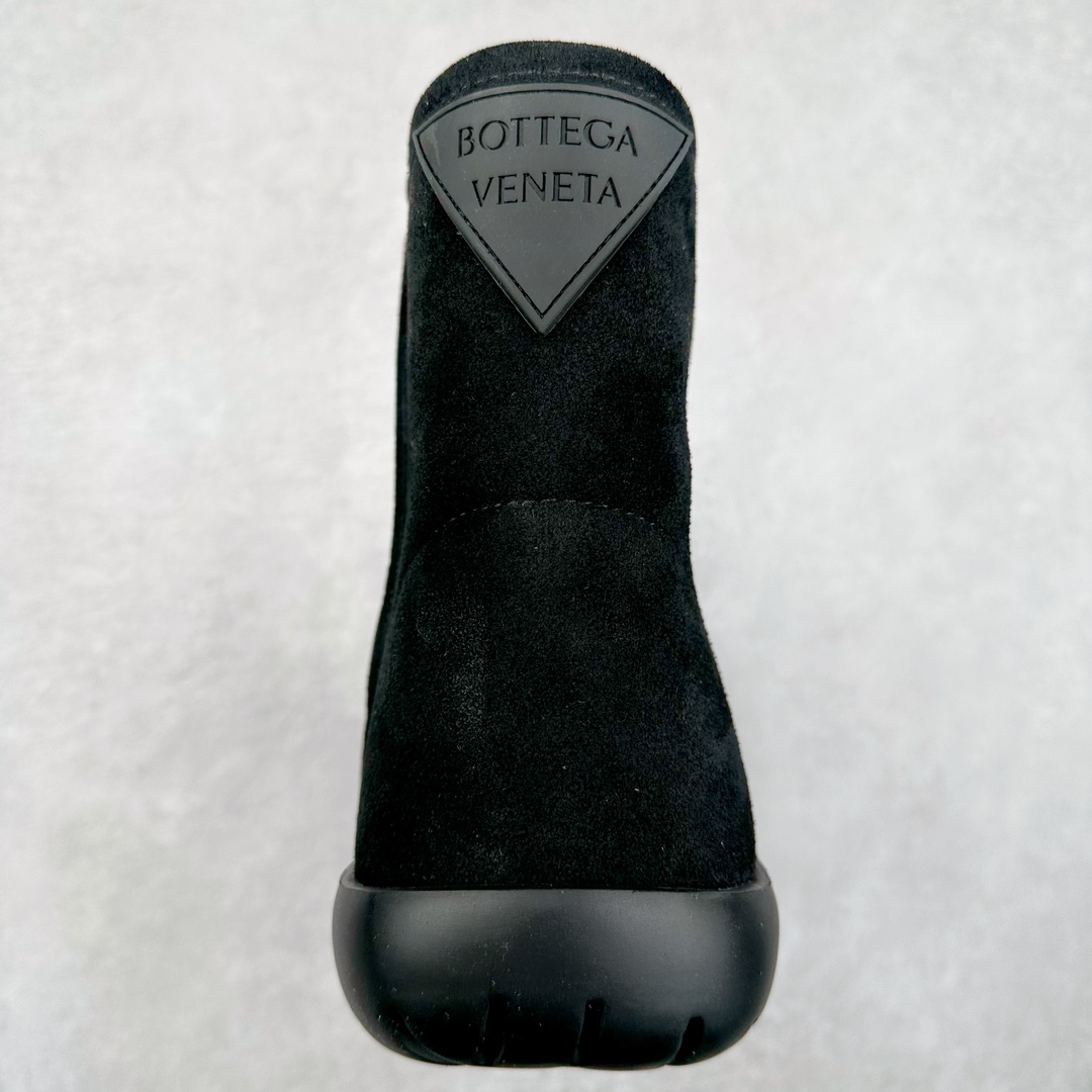 图片[8]-Bottega Veneta BV葆蝶家Snap牛皮耐磨百搭短靴 选用优质材料 精细制作 经典设计 展现优雅气质 舒适脚感 轻松穿梭 适合各种场合 彰显魅力 品味与舒适兼得 演绎自信自然 步履间散发迷人韵味 展现独特风采 Ins上超火 欧美街拍出镜率超高 最高版本发售 圆圆胖胖的鞋型 穿上之后非常的藏肉 原版进口牛反绒麂皮面料 有光泽 超有质感 内里垫脚全进口羊羔毛 羊毛足足2cm厚 舒适保暖 北方过冬完全 定制原版防滑EVA大底 轻便防滑 底厚：4cm 尺码：35 36 37 38 39 40-选品中心