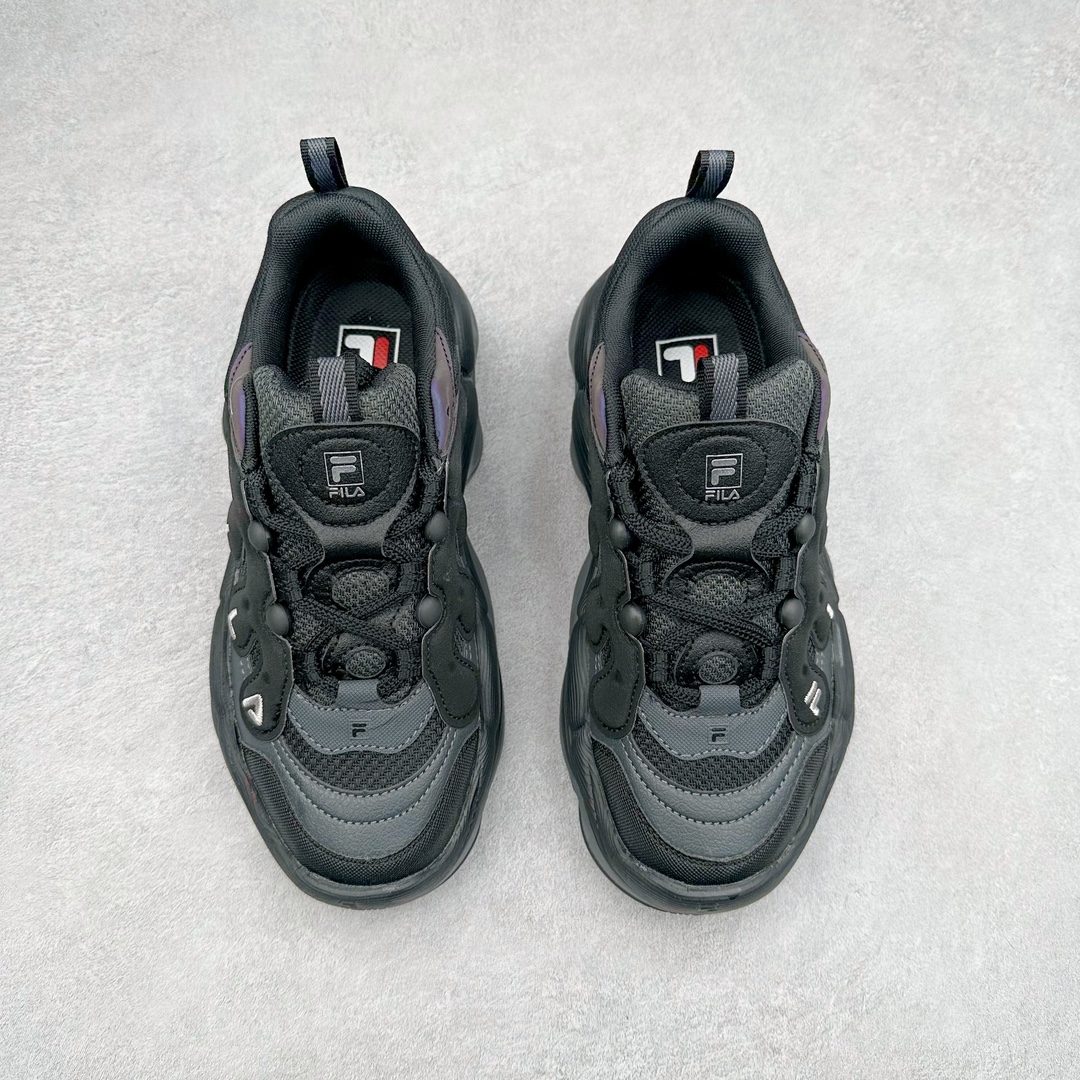 图片[2]-FILA PEASE 斐乐豌豆鞋舒适百搭防滑耐磨低帮生活休闲鞋老爹鞋 FILA的植物系穿搭深谙潮流之道，Clean-Fit的清新风格深深影响着City Boys & Girls。豌豆鞋的外观可谓一眼入魂，设计灵感来源于豌豆荚碱水面包，在鞋廓形保留薄款面包鞋DNA的基础上，发展并创新“面包鞋”风格，如垂挂豆子的鞋面，双层双色中底的鞋底都为这双鞋增添了独特的辨识度。独有的圆鼓豌豆形鞋面设计，鞋面革料做鼓，犹如一颗颗垂挂的豆子，圆润可爱，充满趣味；双层豌豆荚中底设计上层轻能发泡豆荚，下层柔能发泡豌豆形中底，打造圆润软弹、形象有趣的豌豆荚中底。饱满的外形带来温暖质感，上脚圆润，凸显腿部线条，时尚百搭。作为今年秋冬的出街鞋款，实在太合适不过了。豌豆鞋不仅外观令人过目不忘，并且脚感出众，独家的发泡材料提供了轻质软弹的舒适度，即便日行两万步也不会觉得疲惫，同时适应各种穿着场合，轻松搭配各种服饰。尺码：36 36.5 37.5 38 38.5 39 40 40.5 41 42 42.5 43 44 44.5 45-选品中心